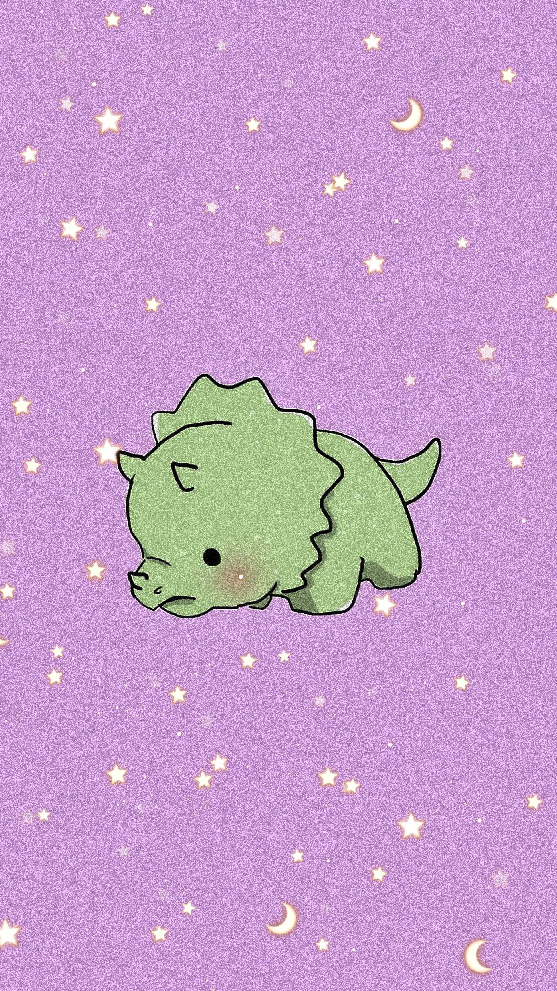 可愛 桌布 壁紙 — 一隻可愛的綠色卡通三角龍在佈滿星星的紫色天空下，伴隨著新月安詳地睡著。
