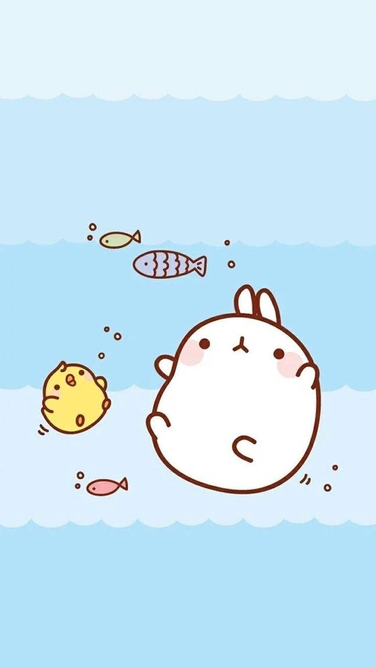 Molang 桌布 壁紙 — 一隻可愛的胖兔子和黃色小雞在淺藍色海洋中與小魚快樂地游泳，海面有輕柔的波浪。