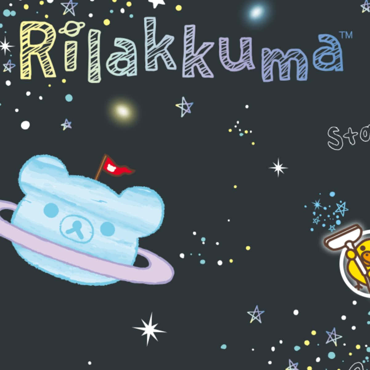 懶懶熊 桌布 壁紙 — 一隻可愛的藍色Rilakkuma熊像行星一樣漂浮，帶有光環和旗幟，背景是星空夜空。
