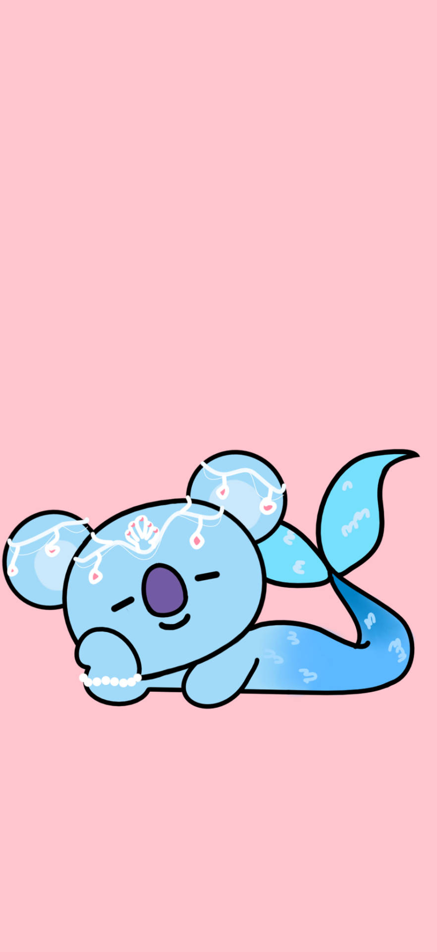 Koya 桌布 壁紙 — 一隻可愛的藍色卡通無尾熊，擁有美人魚尾巴和珍珠項鍊，在柔軟的粉紅色背景上平靜地休息。