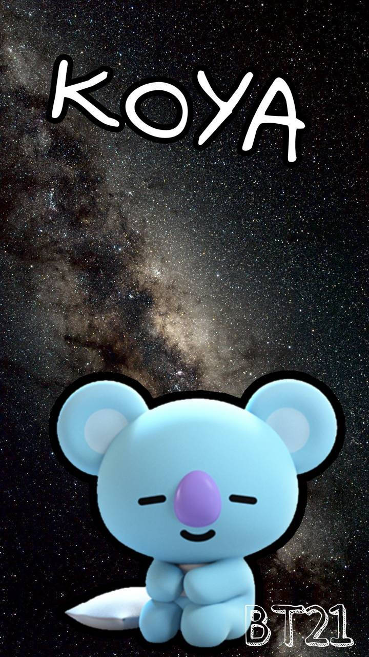 BT21 桌布 壁紙 — 一隻可愛的藍色卡通無尾熊平靜地坐在星空銀河背景下，上方有「KOYA」文字。