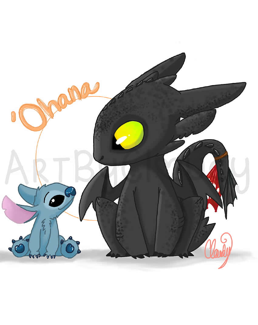 Toothless And Stitch 桌布 壁紙 — 一隻可愛的藍色史迪奇坐在一隻擁有發光黃色眼睛和紅色尾巴裝飾的大黑龍旁邊。