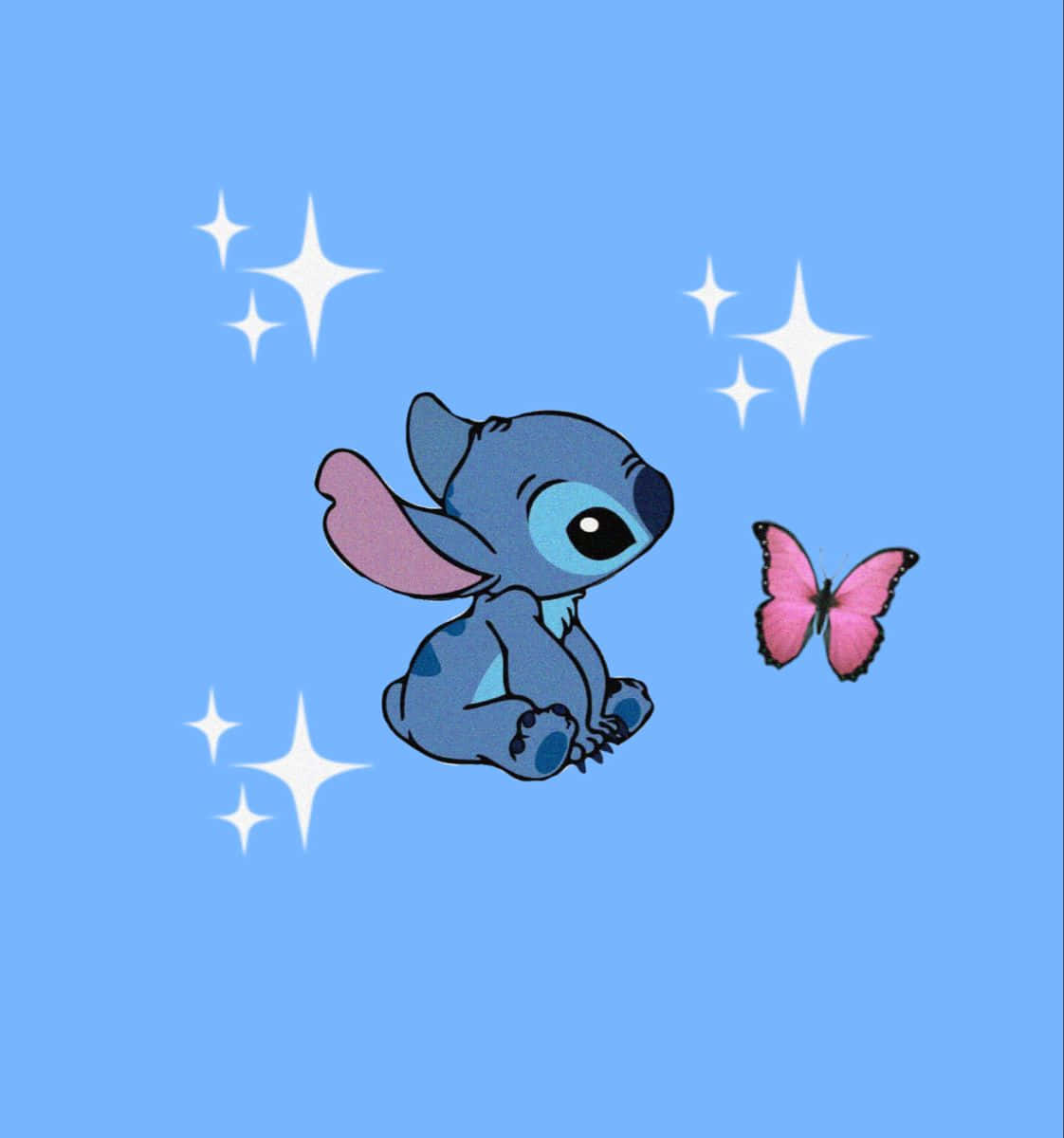 Cute Aesthetic Profile 桌布 壁紙 — 一隻可愛的藍色外星人，有大眼睛，坐在淺藍色背景上，看著一隻粉紅色蝴蝶在閃爍的星星附近飛舞。