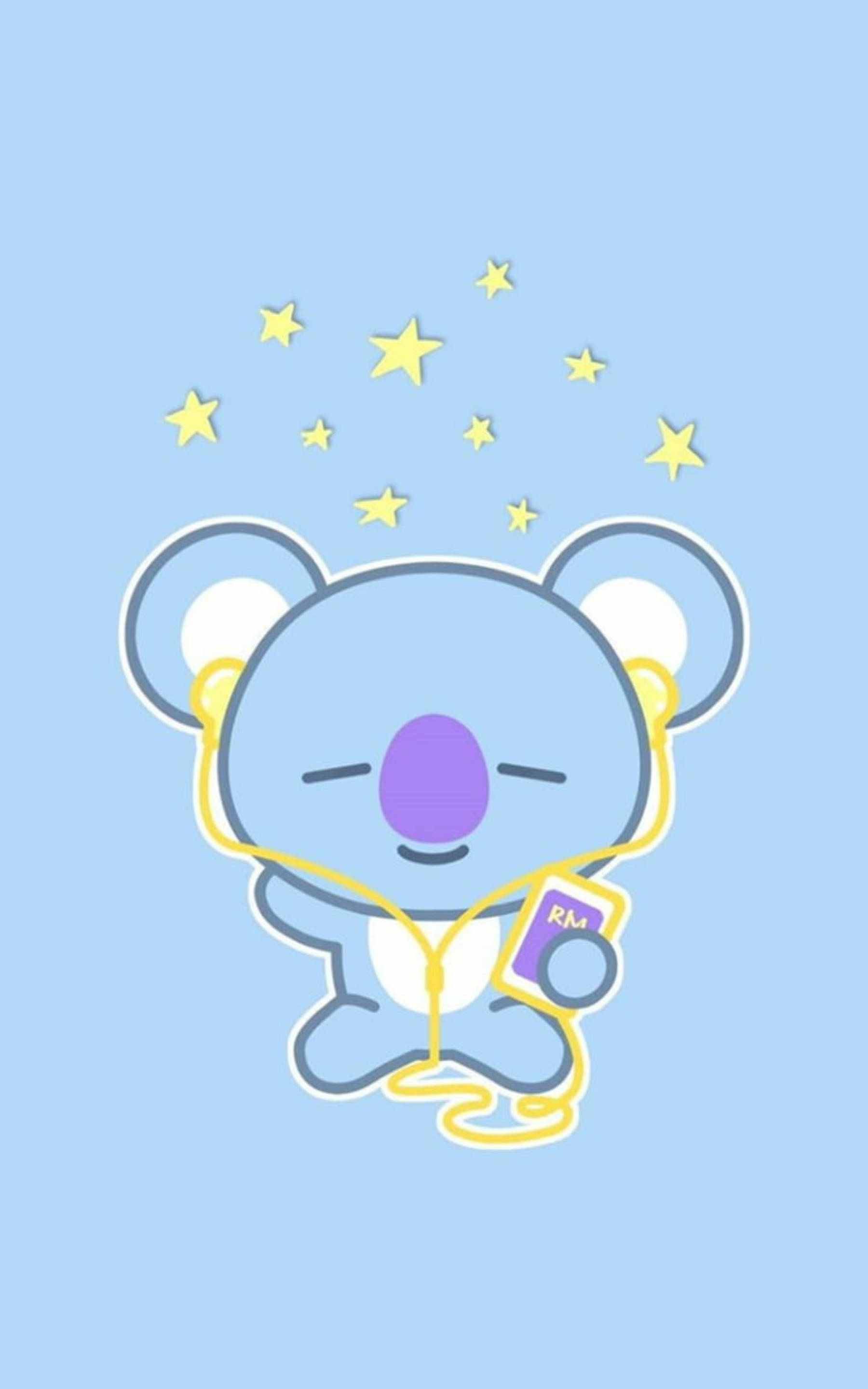 BTS 桌布 壁紙 — 一隻可愛的藍色無尾熊閉著眼睛，戴著黃色耳機聽音樂，背景是淺藍色，有漂浮的黃色星星。