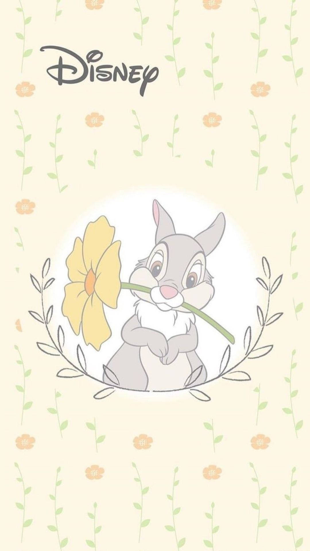 小鹿斑比的好朋友 桌布 壁紙 — 一隻可愛的迪士尼兔子在柔和的奶油色背景上，拿著一朵黃色花朵，周圍是花環和花卉藤蔓。
