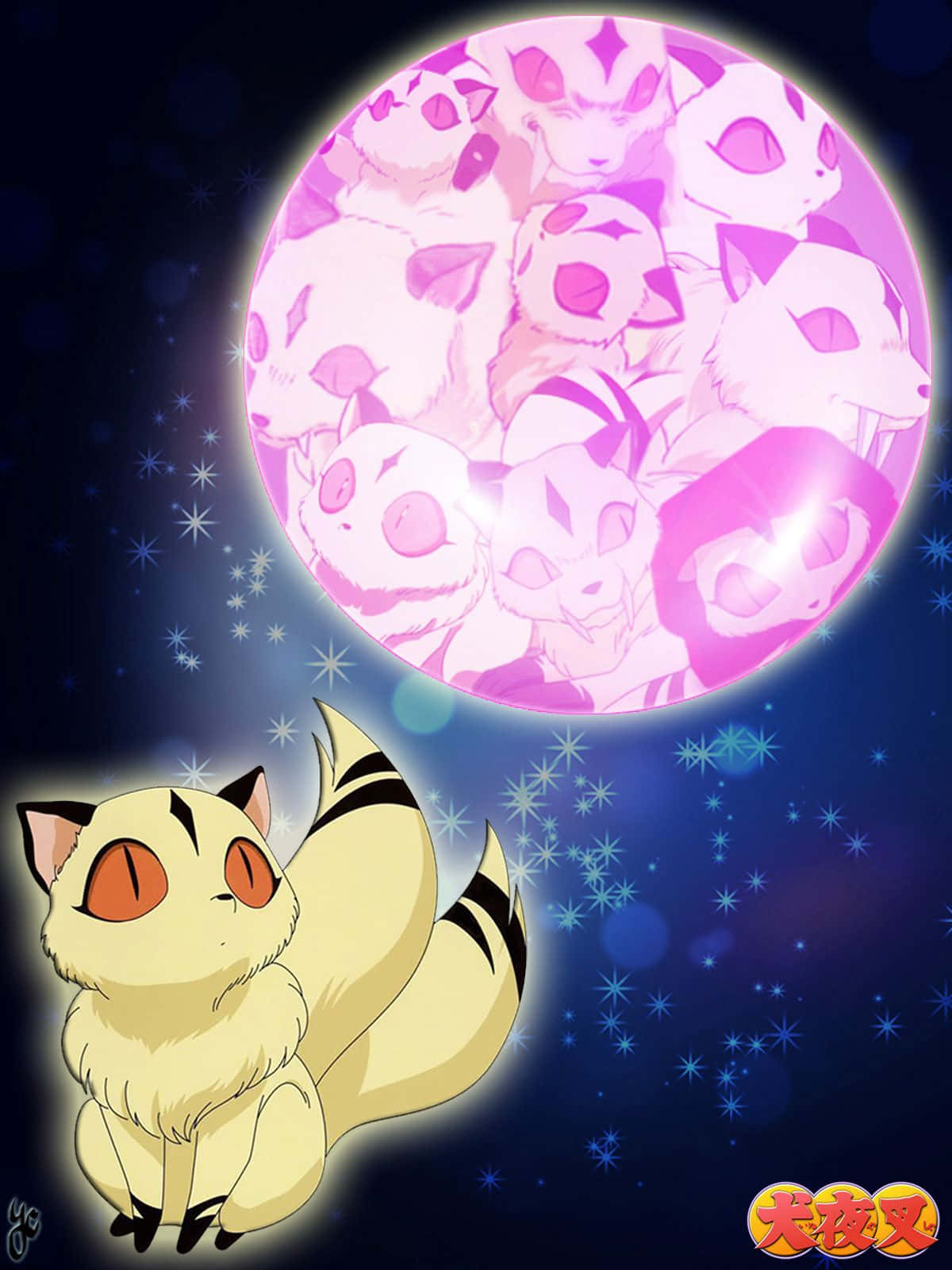 Kirara 桌布 壁紙 — 一隻可愛的黃色九尾狐坐在一個充滿狐狸臉的發光粉紅色月亮下，背景是星空夜空。