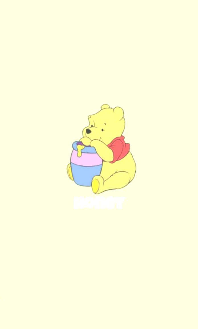 Winnie The Pooh Aesthetic 桌布 壁紙 — 一隻可愛的黃色卡通熊穿著紅色襯衫，開心坐著，在柔和的奶油色背景前抱著一個色彩繽紛的蜂蜜罐。