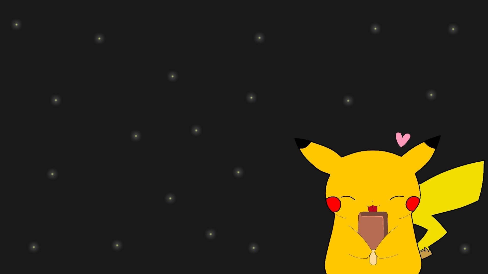 Cute Pikachu 桌布 壁紙 — 一隻可愛的黃色皮卡丘在滿天星斗的夜空下開心地吃著巧克力棒，頭頂上有一個粉紅色的愛心。