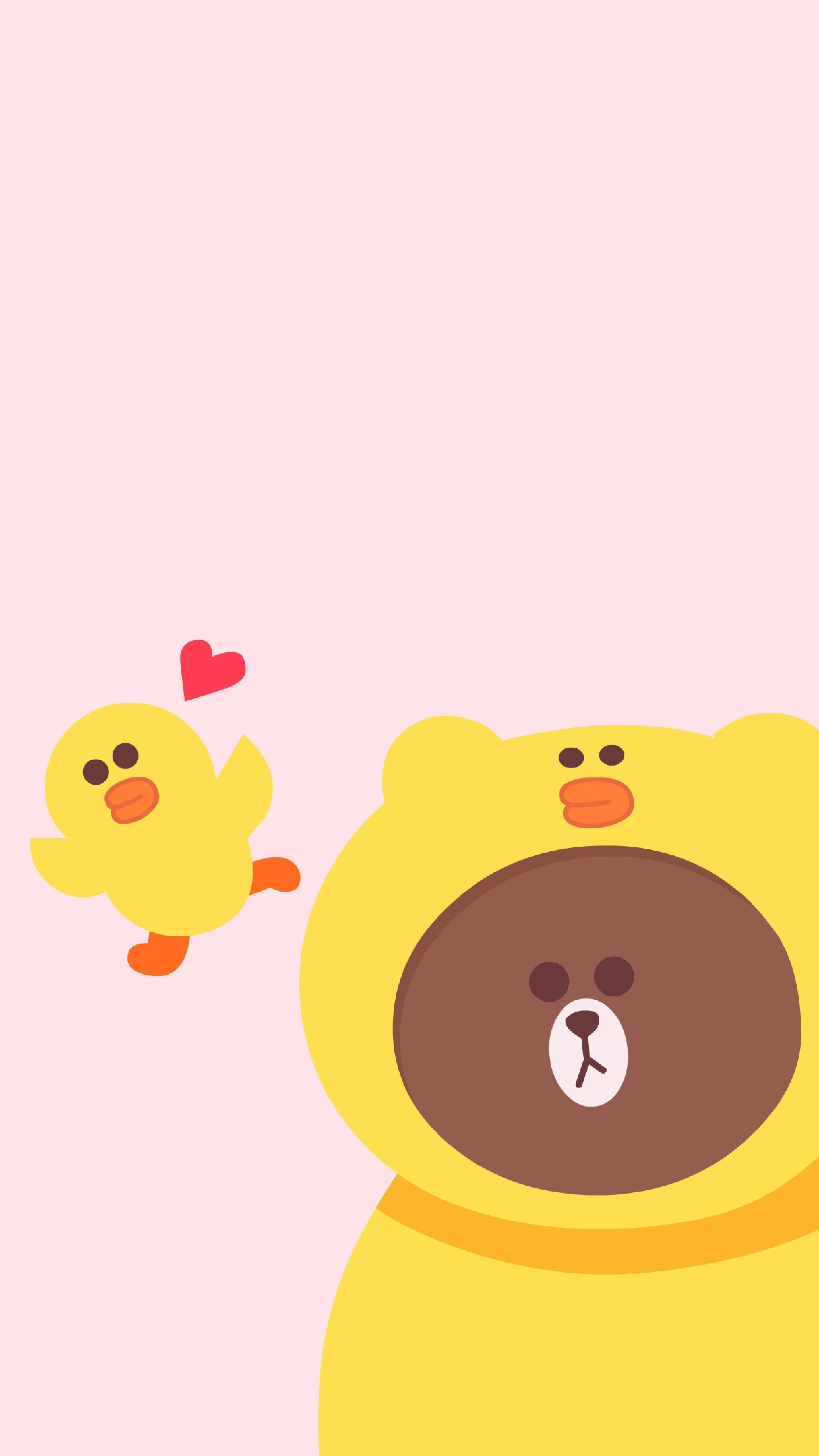 Line 桌布 壁紙 — 一隻可愛的黃色鴨子帶著一顆心，飛向一隻穿著黃色鴨子服裝的棕色熊，背景是柔和的粉紅色。