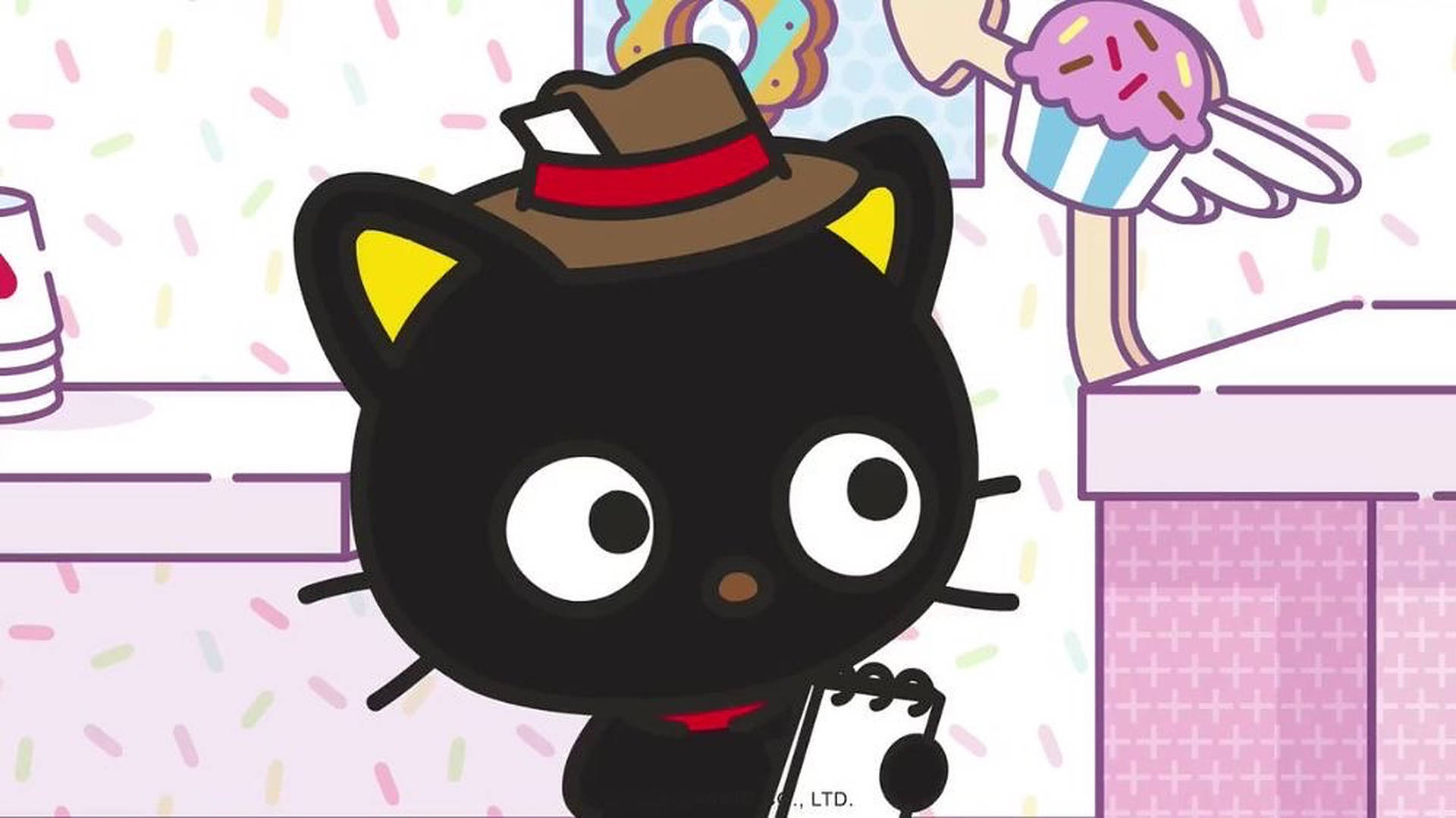 Chococat 桌布 壁紙 — 一隻可愛的黑色卡通貓，戴著帶有紅色帶子的棕色軟呢帽，在色彩繽紛的麵包店裡拿著麥克風。
