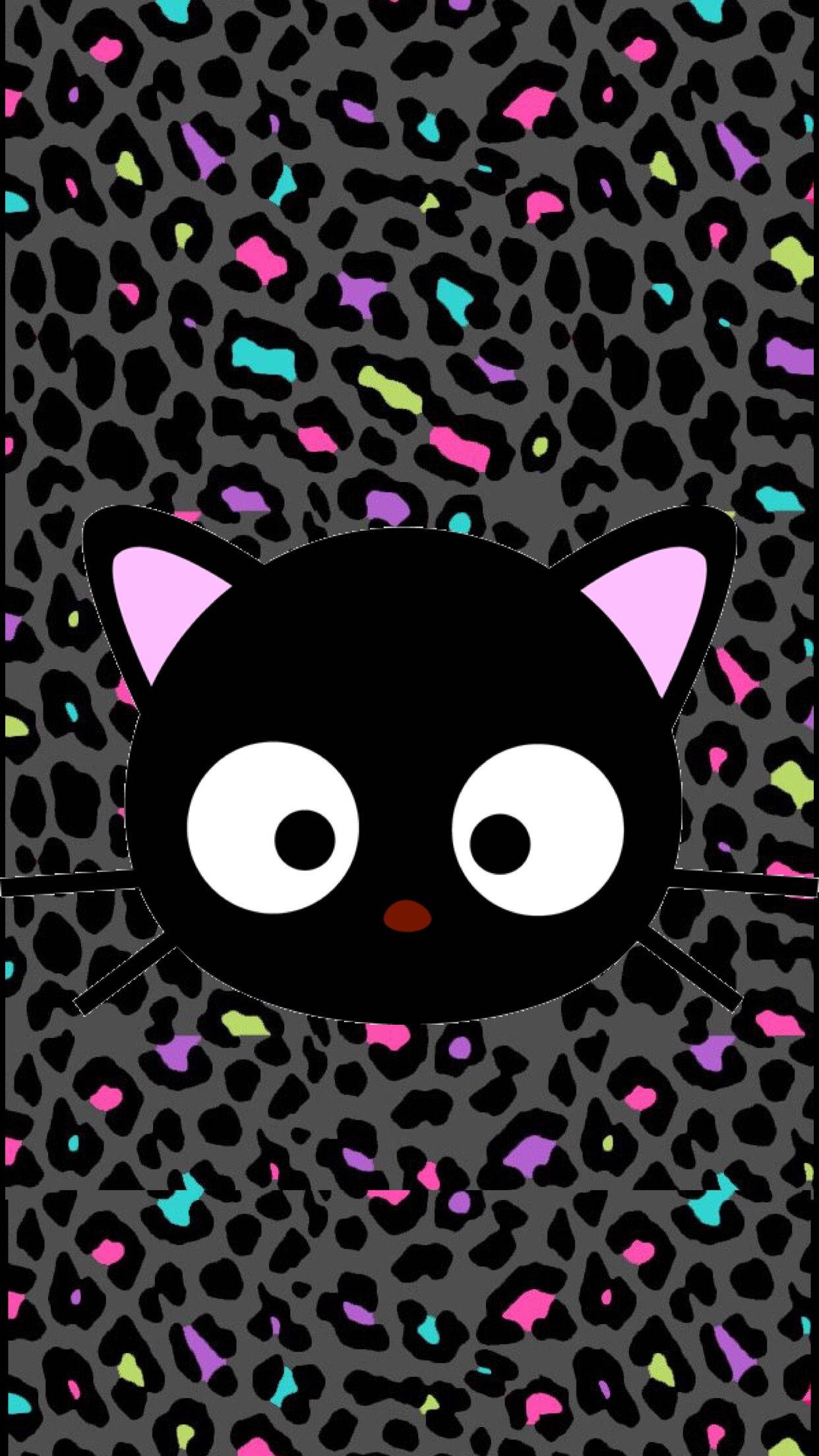 Chococat 桌布 壁紙 — 一隻可愛的黑色卡通貓咪，擁有粉紅色耳朵和大大的白色眼睛，從色彩繽紛的豹紋背景中探出頭來。