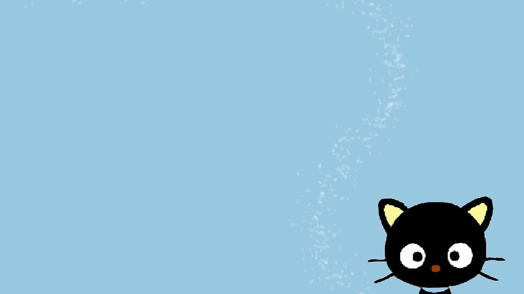 Chococat 桌布 壁紙 — 一隻可愛的黑色卡通貓咪，黃色耳朵，從右下角探出頭來，背景是柔和的藍色，帶有一串白色粒子。