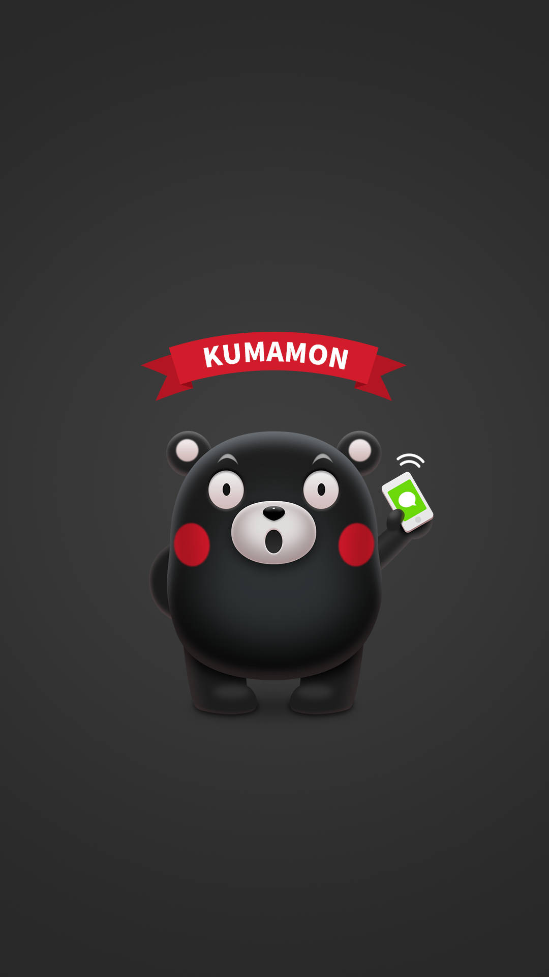Kumamon 桌布 壁紙 — 一隻可愛的黑色熊吉祥物有紅色臉頰，在深灰色背景上，在寫著KUMAMON的紅色橫幅下面拿著電話。