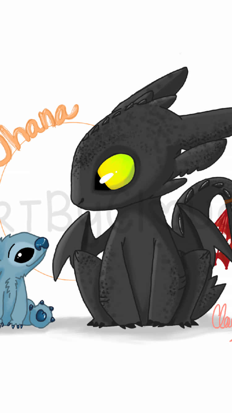 Toothless And Stitch 桌布 壁紙 — 一隻可愛的黑色龍，有著發光的黃色眼睛，坐在一個藍色小外星生物旁邊，背景是純白色。