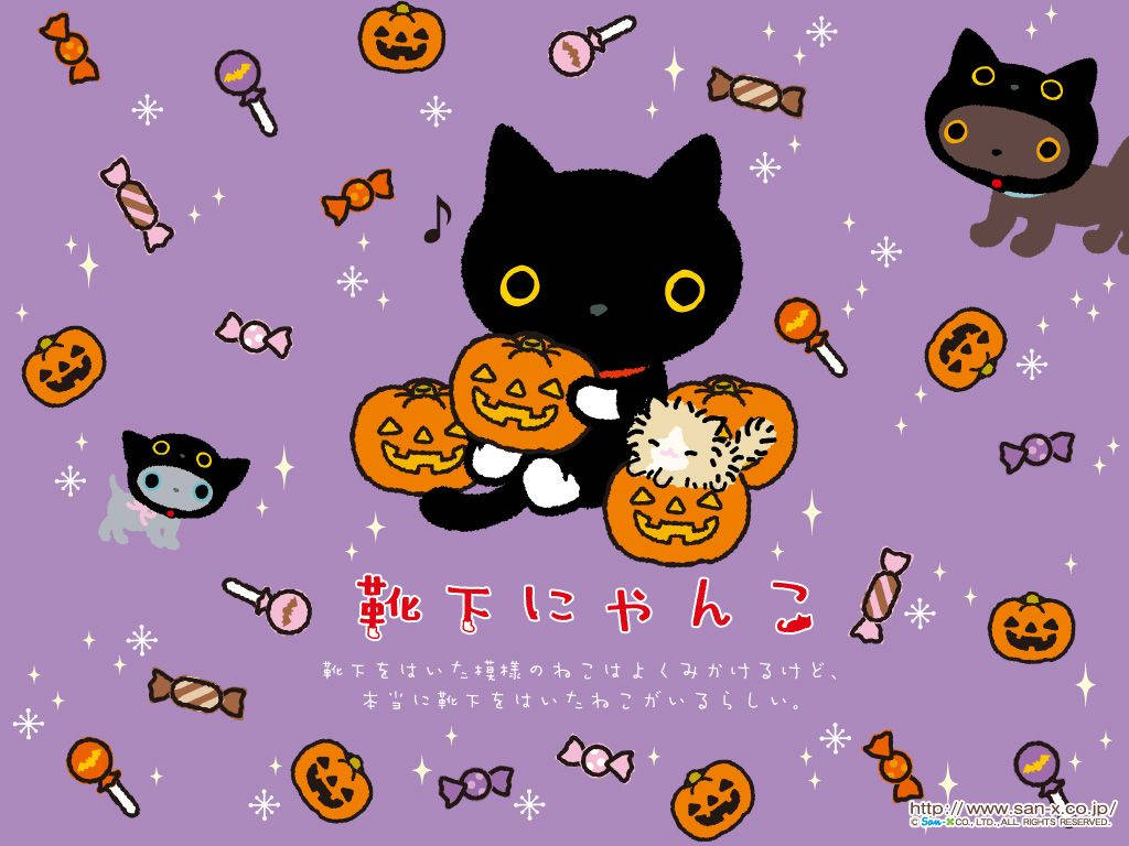 Kawaii Halloween 桌布 壁紙 — 一隻可愛的黑貓，黃色眼睛，拿著南瓜燈，周圍有糖果和雪花，背景是紫色。