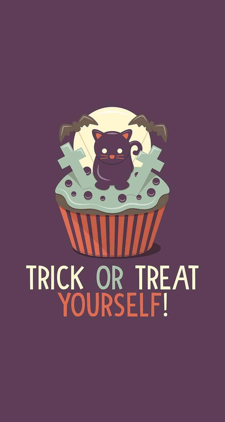 Trick-or-treaters 桌布 壁紙 — 一隻可愛的黑貓坐在一個帶有蝙蝠、十字架和月亮的萬聖節杯子蛋糕上，背景為紫色。