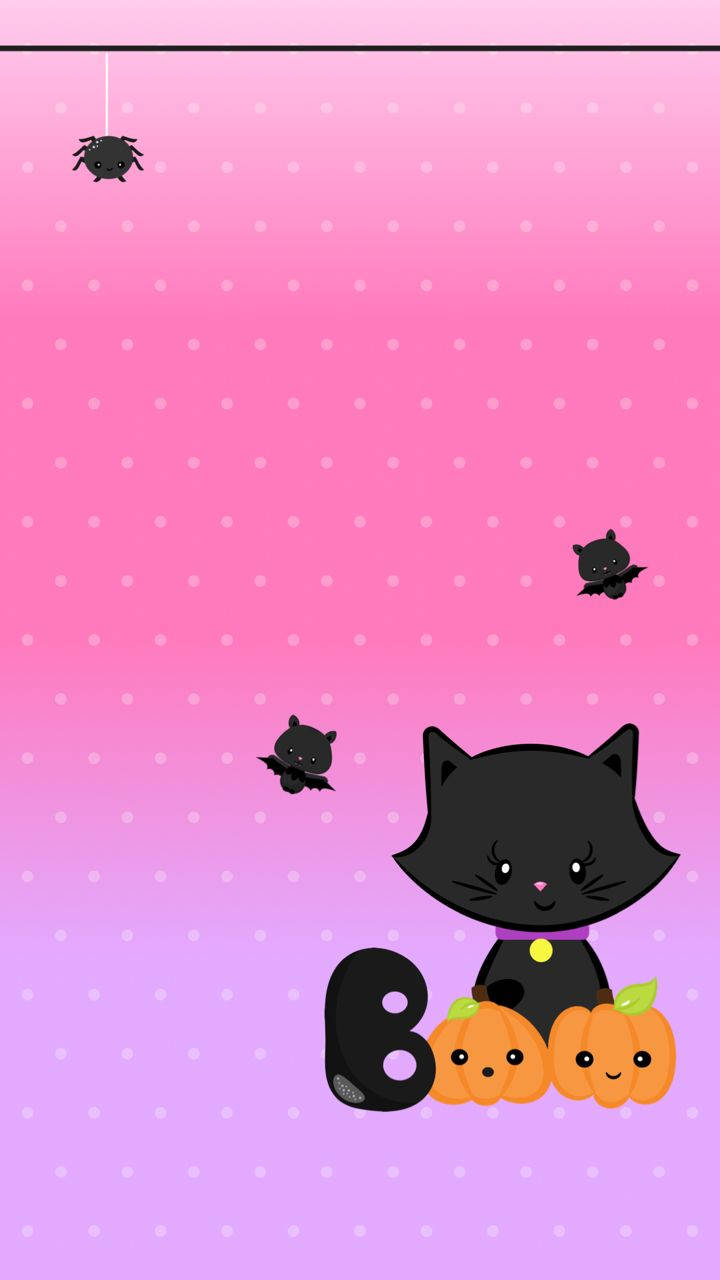 Kawaii Halloween 桌布 壁紙 — 一隻可愛的黑貓戴著紫色項圈，坐在微笑的南瓜旁邊，背景是粉紅和紫色波點漸層，有漂浮的蝙蝠和蜘蛛。