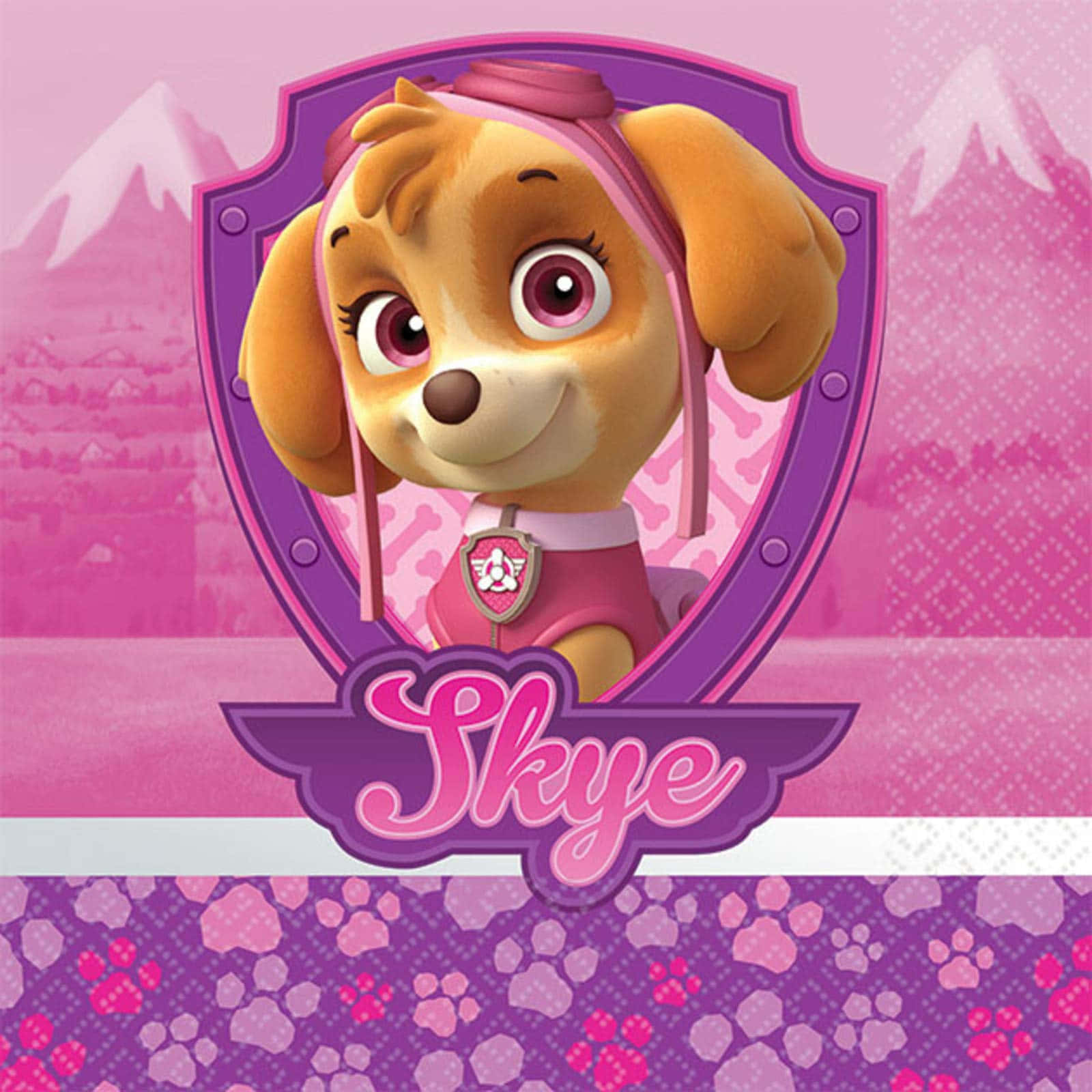 Skye Paw Patrol 桌布 壁紙 — 一隻名叫Skye的快樂卡通小狗，戴著粉紅色頭盔和制服，站在紫色盾牌標誌中，背景是粉紅色的山脈。
