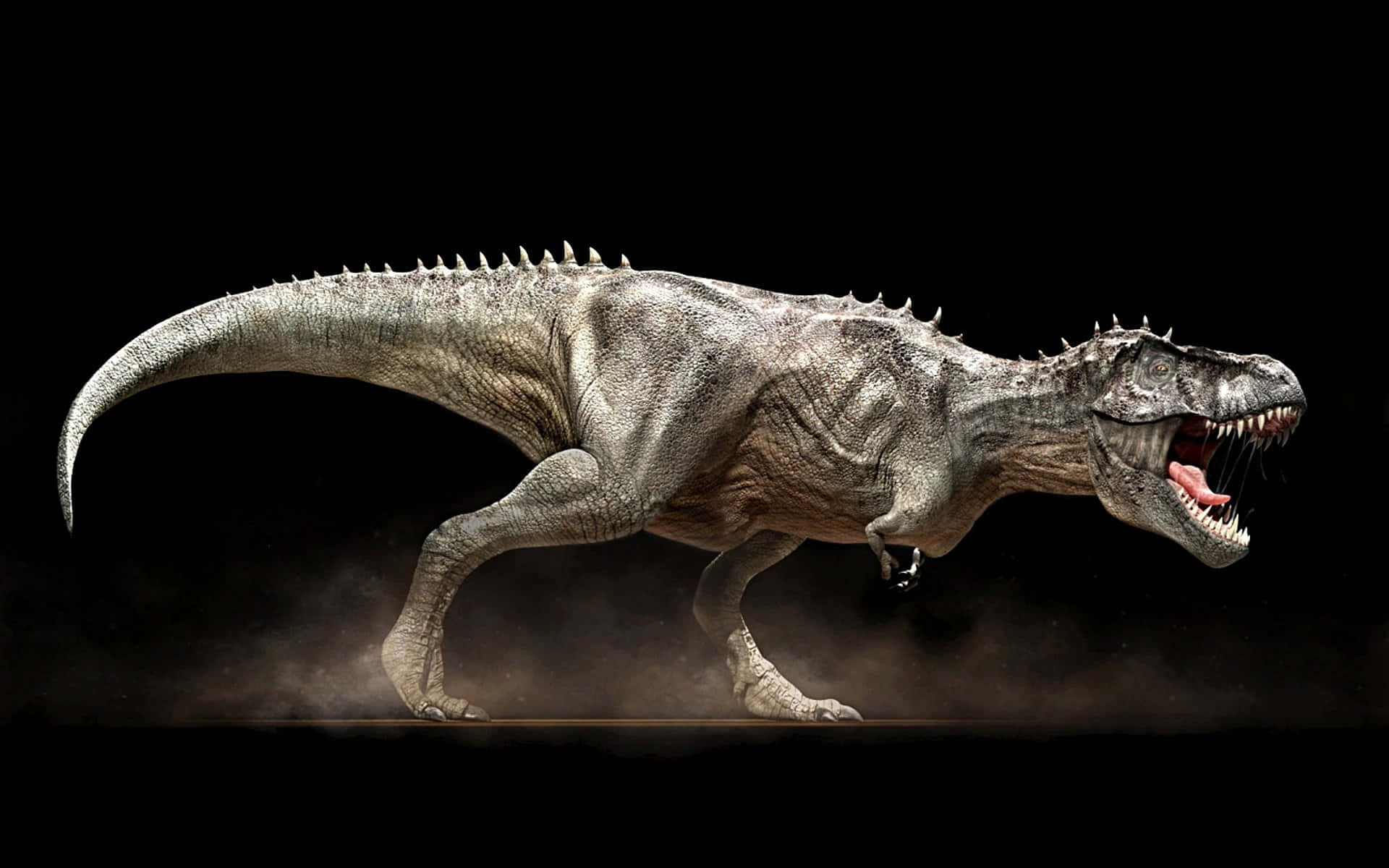 Realistic Dinosaur 桌布 壁紙 — 一隻咆哮的暴龍，擁有紋理灰色皮膚和尖刺背部，在黑暗背景中向前邁步，揚起灰塵。