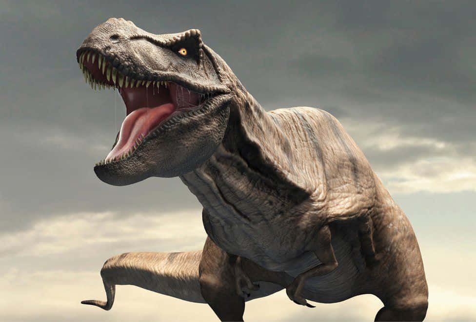 t-rex 桌布 壁紙 — 一隻咆哮的暴龍，擁有鋒利的牙齒和發光的眼睛，站在多雲的天空下。
