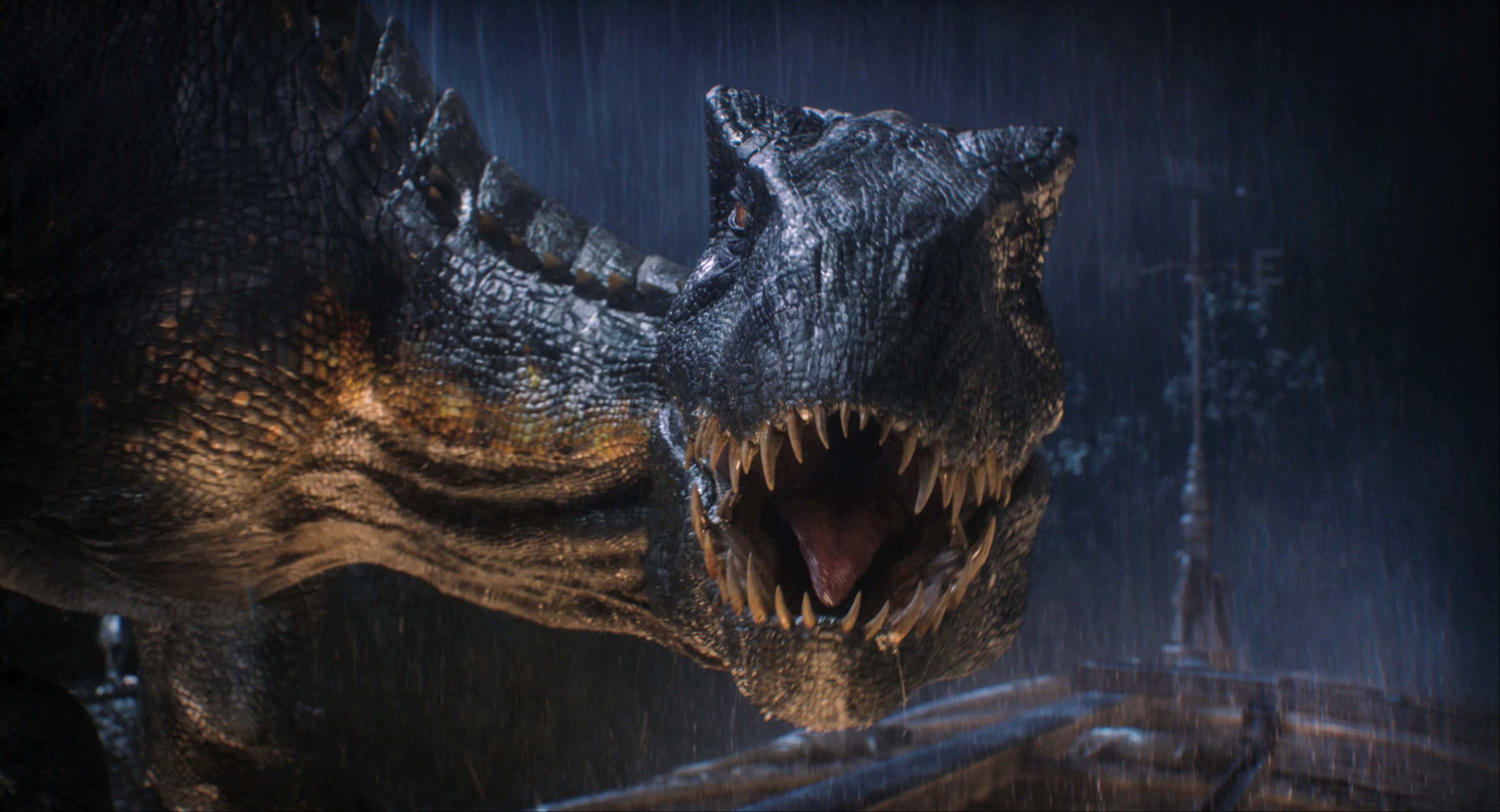 Jurassic World 桌布 壁紙 — 一隻咆哮的暴龍，眼睛發光，站在下雨的城市廢墟中，背景是黑暗風暴的天空。