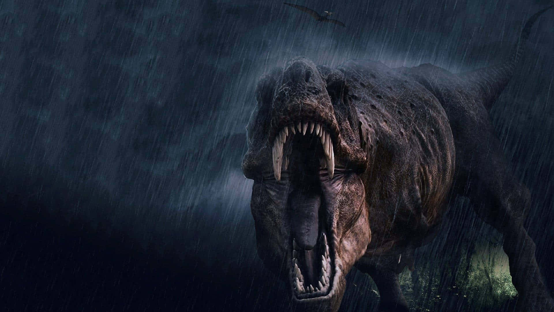 Jurassic World 桌布 壁紙 — 一隻咆哮的暴龍從黑暗潮濕的叢林中出現，天空風雨交加，一隻鳥在牠頭頂飛過。