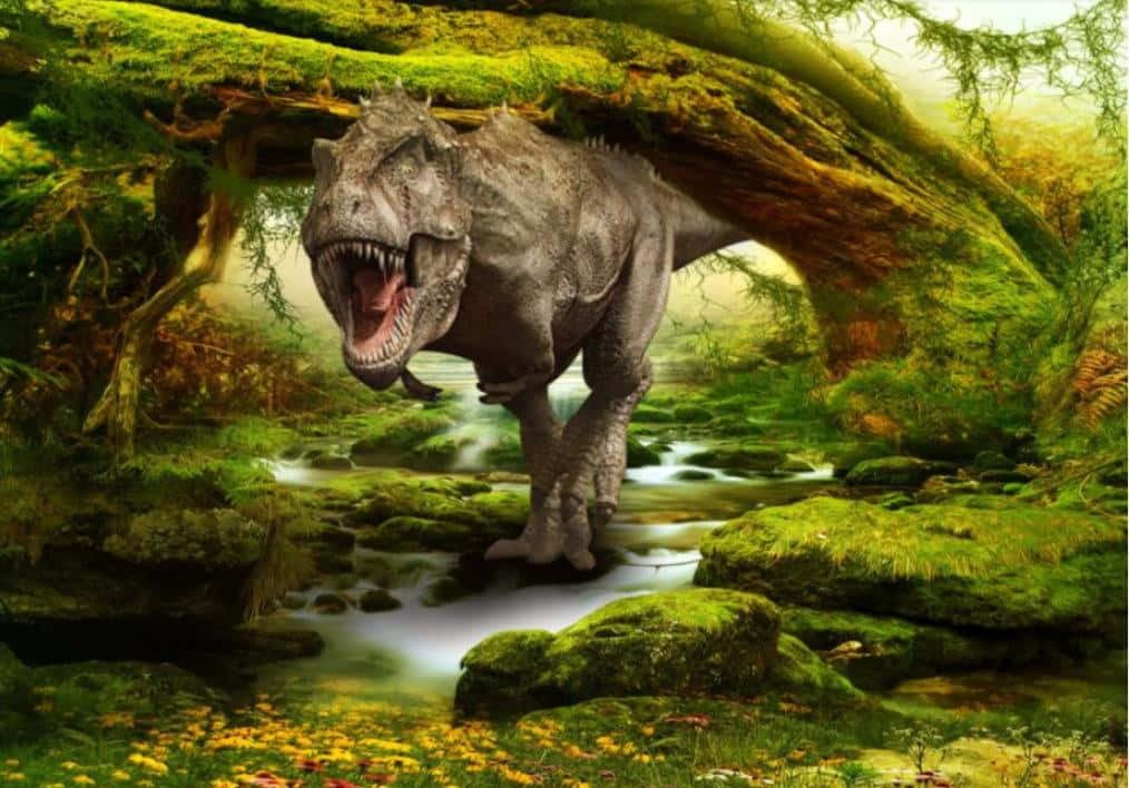 Realistic Dinosaur 桌布 壁紙 — 一隻咆哮的暴龍站在茂密的綠色森林空地中，頭頂有長滿苔蘚的樹拱，下方有溪流流過。