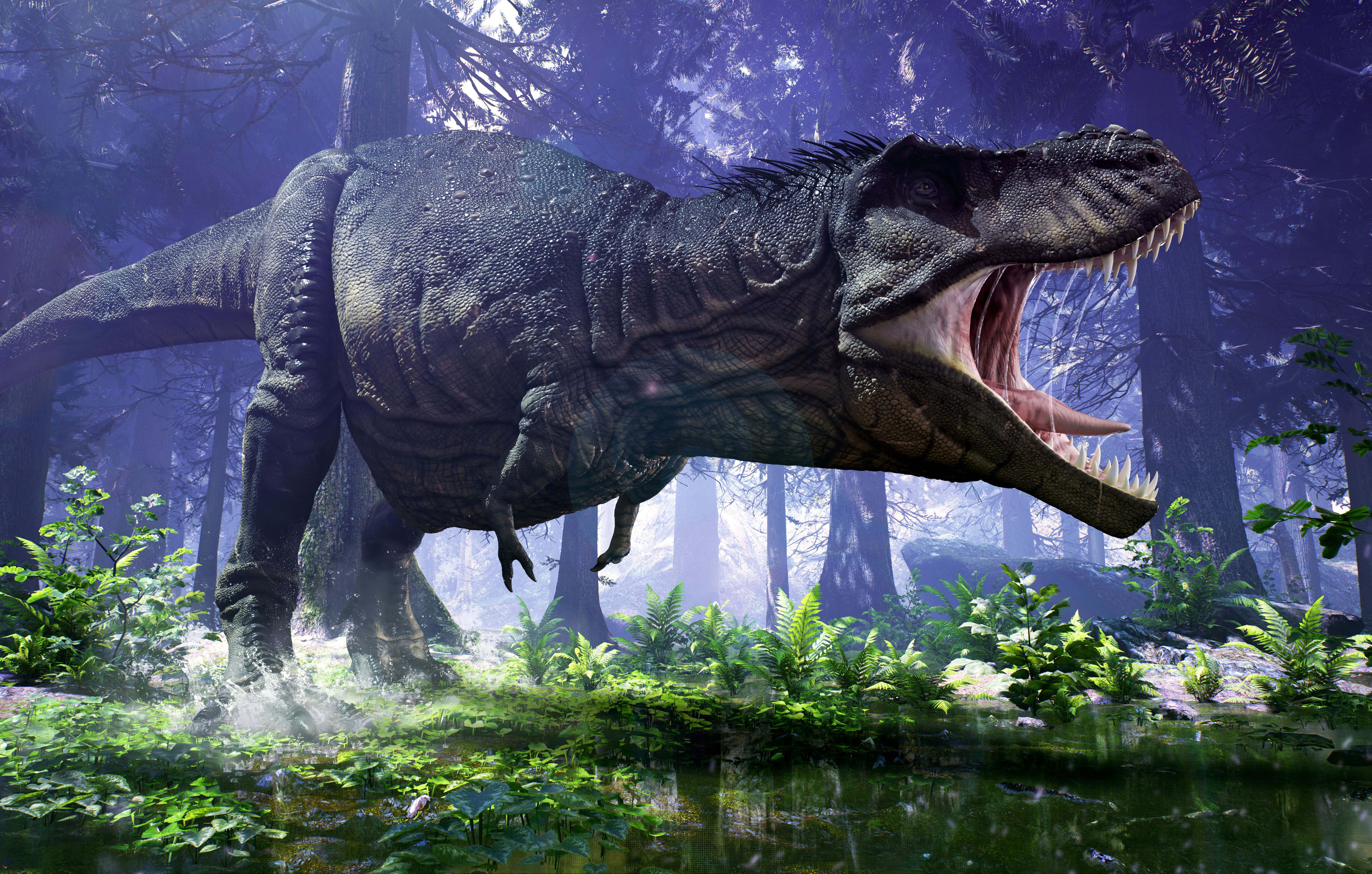 Cool Dinosaur 桌布 壁紙 — 一隻咆哮的暴龍站在霧氣瀰漫的史前森林中，周圍有蕨類植物和高大的樹木，天空呈現紫色。