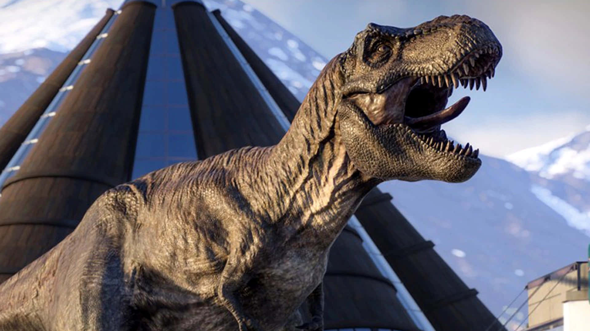 Jurassic World 桌布 壁紙 — 一隻咆哮的暴龍雕像矗立在一棟現代玻璃建築前，背景是白雪覆蓋的山脈。