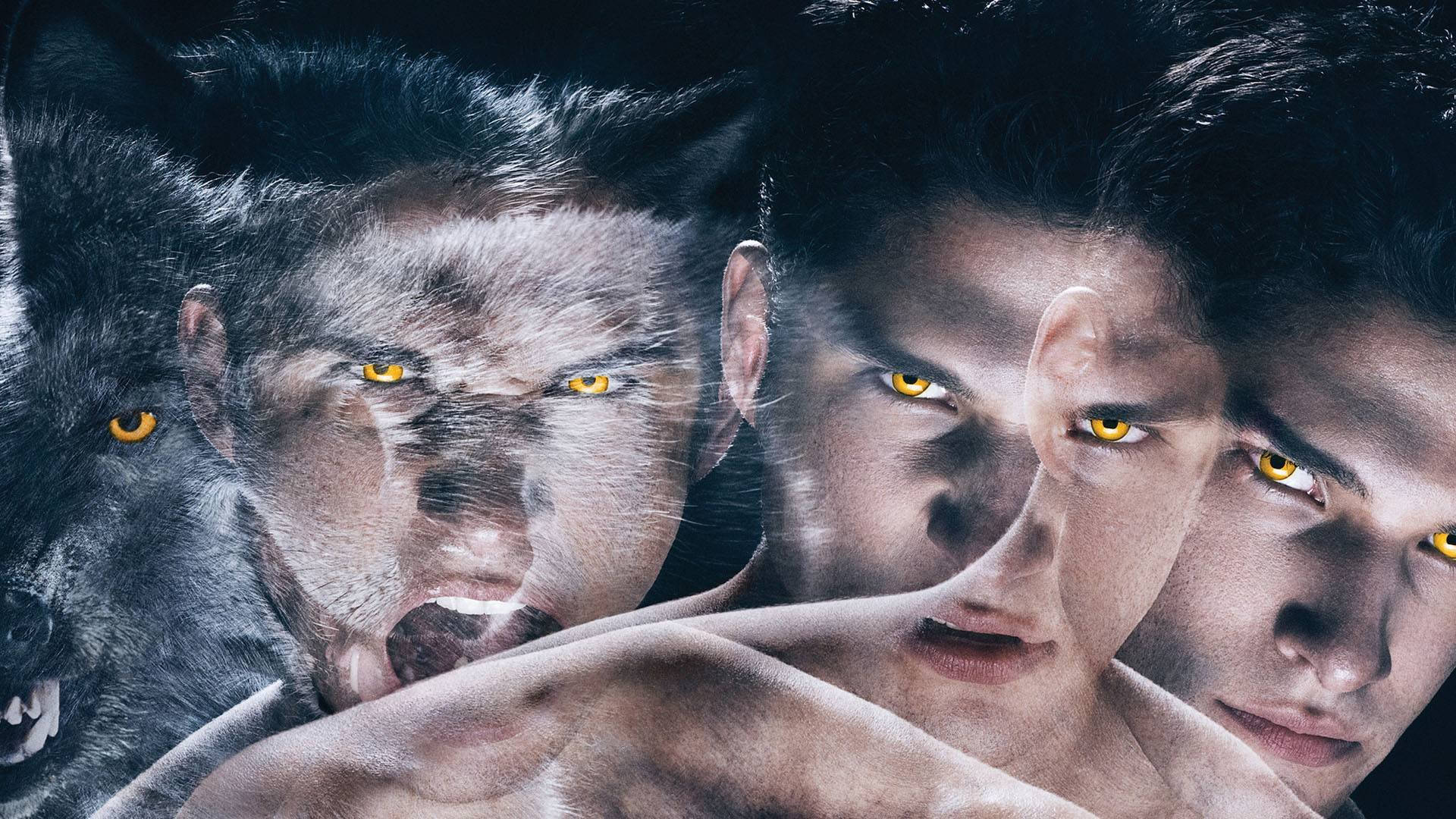 scott mccall 桌布 壁紙 — 一隻咆哮的狼與一個擁有發光黃色眼睛的人類男性在黑暗電影構圖中的戲劇性融合。