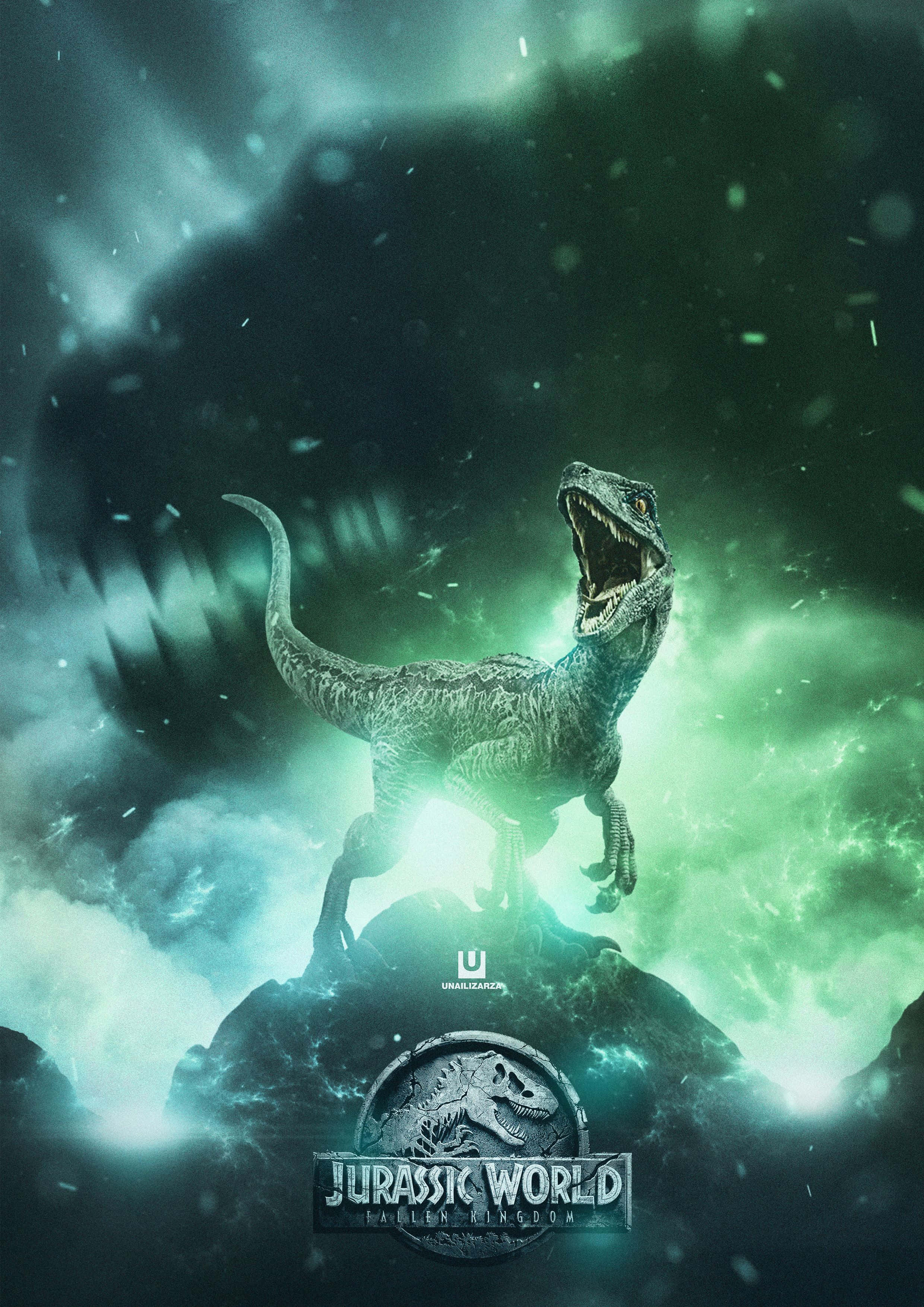 Jurassic World 桌布 壁紙 — 一隻咆哮的猛禽站在岩石露頭上，背景是風暴般的綠色和黑色天空，帶有發光的能量效果。