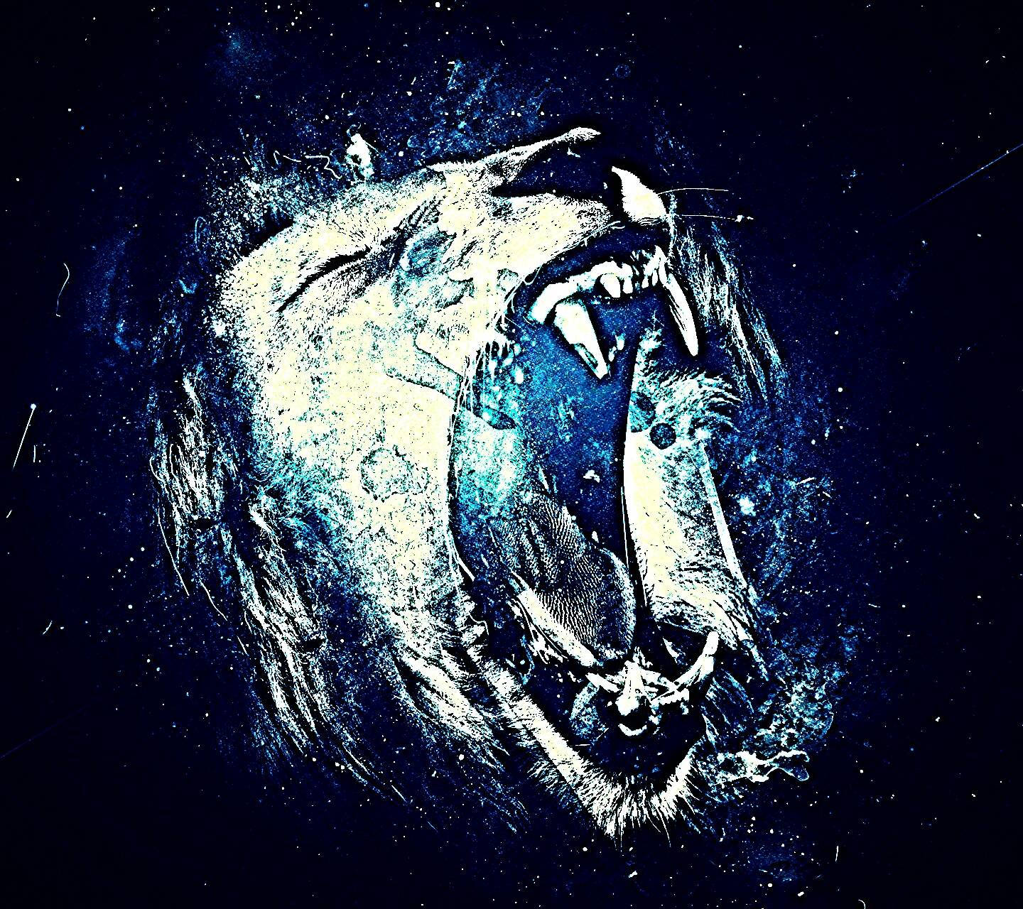 一個風格化的咆哮獅子頭，以藍色和白色呈現，背景是星光閃爍的太空。 — 銀河獅子 壁紙