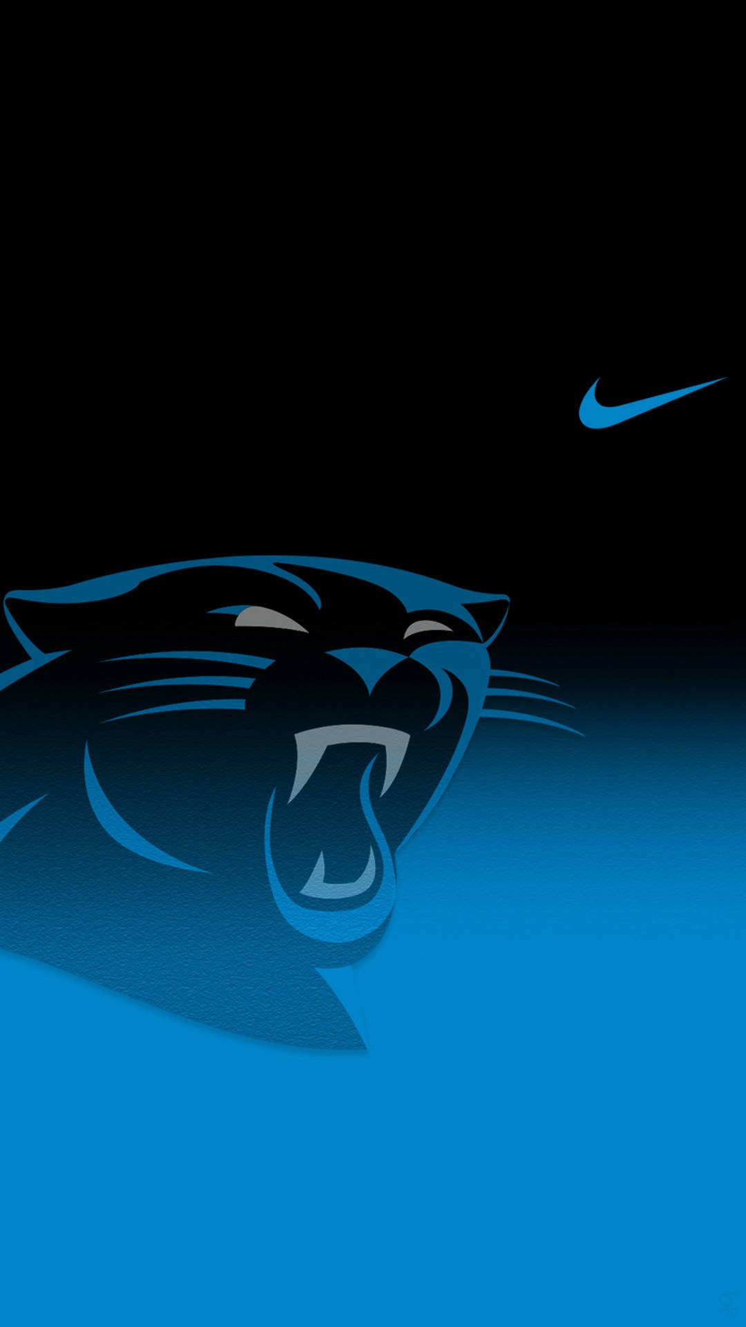 Panthers 桌布 壁紙 — 一隻咆哮的藍色豹子標誌從黑暗中浮現，背景是漸變藍色，角落有Nike勾號。
