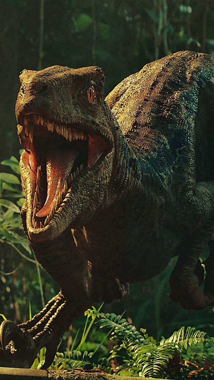 Jurassic World 桌布 壁紙 — 一隻咆哮的霸王龍，擁有鋒利的牙齒和發光的眼睛，在茂密的綠色叢林葉片中潛行。