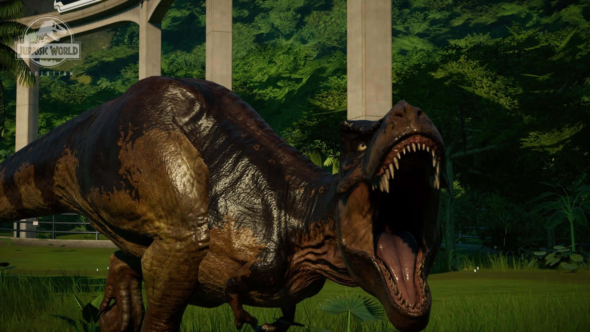 Jurassic World 桌布 壁紙 — 一隻咆哮的霸王龍在明亮的日光下，以混凝土柱為背景，威風凜凜地站在茂密的綠色圍欄中。