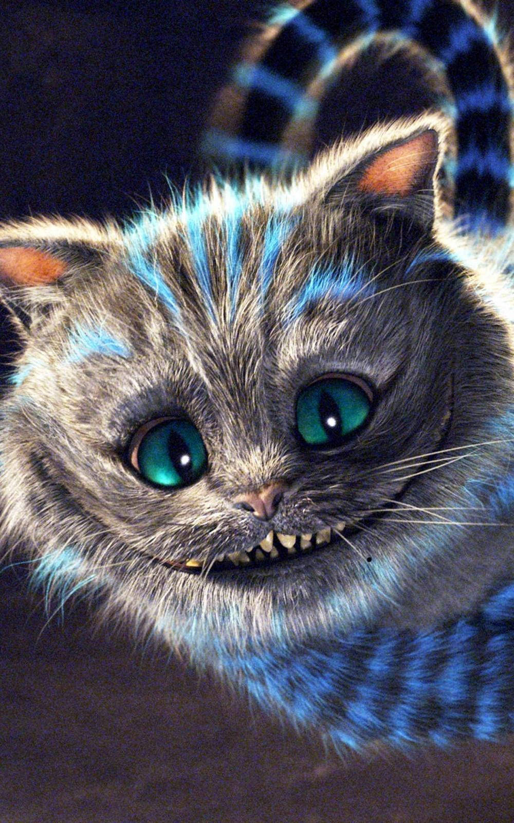 Alice In Wonderland Phone 桌布 壁紙 — 一隻咧嘴笑的柴郡貓特寫，擁有發光的藍綠色眼睛和藍色條紋毛髮，背景為深色。