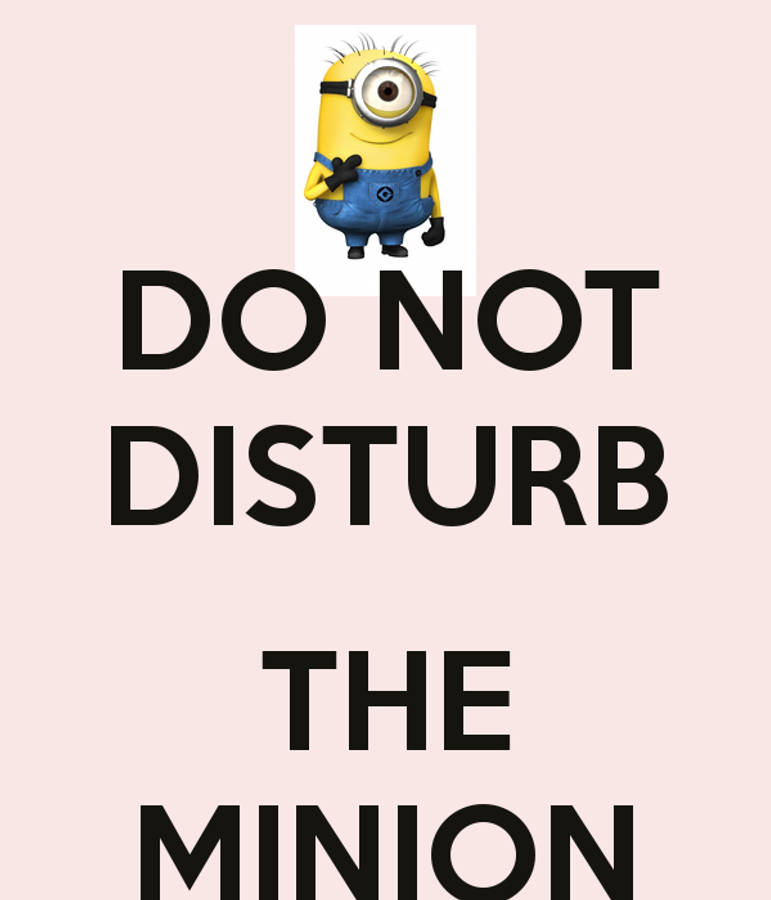 小黃人 桌布 壁紙 — 一隻單眼、穿著藍色吊帶褲的黃色Minion站在柔和的粉紅色背景上，上方有粗體黑色文字寫著「DO NOT DISTURB THE MINION」。