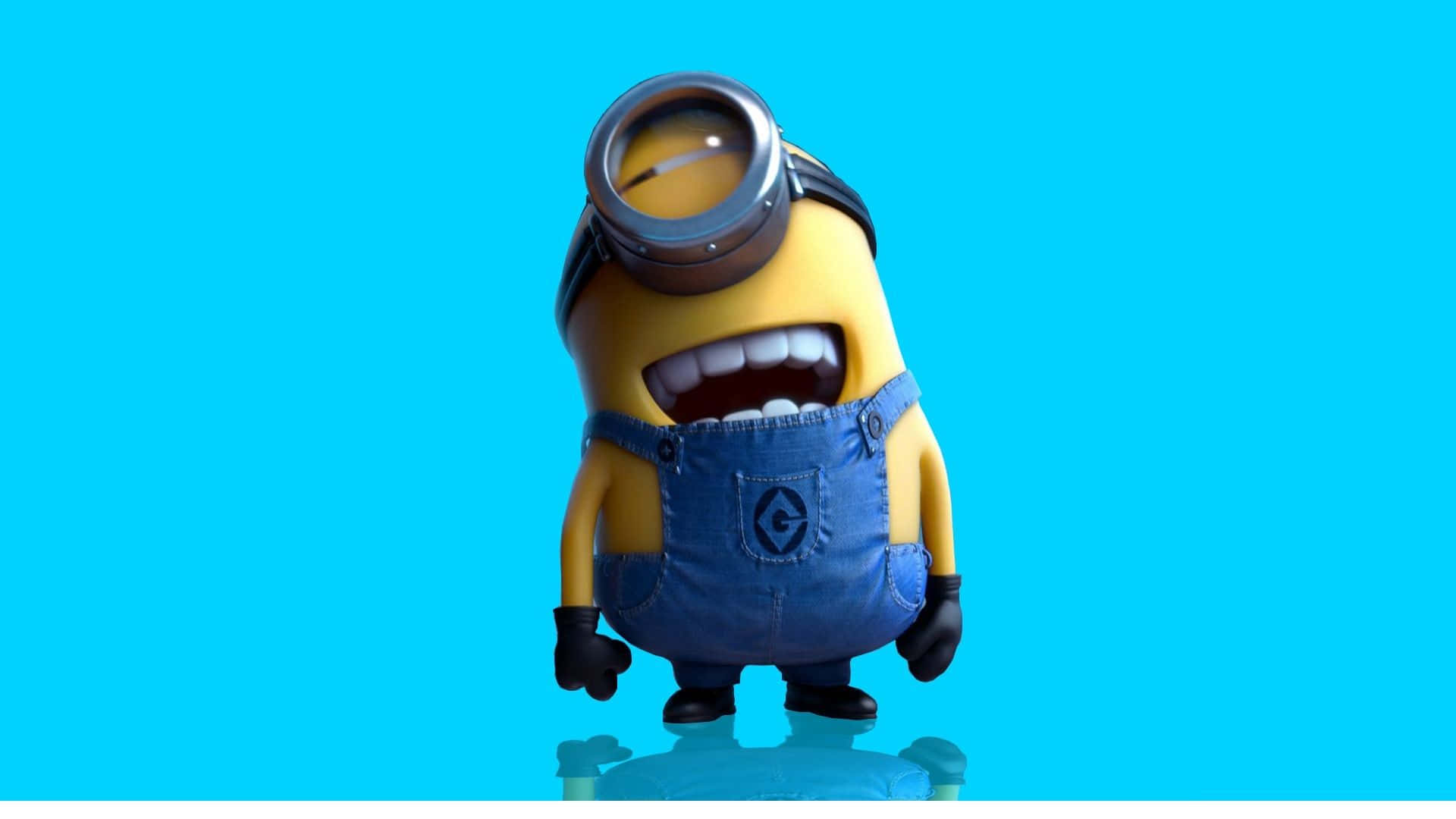 Laughing 桌布 壁紙 — 一隻單眼、身穿牛仔吊帶褲的黃色Minion在純藍色背景上咧嘴大笑。
