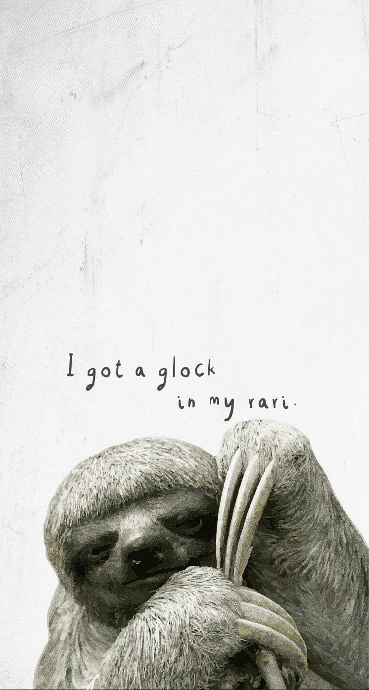 樹懶 桌布 壁紙 — 一隻單色樹懶在紋理白色背景上，靠近文字「I got a glock in my rari」緊握爪子。