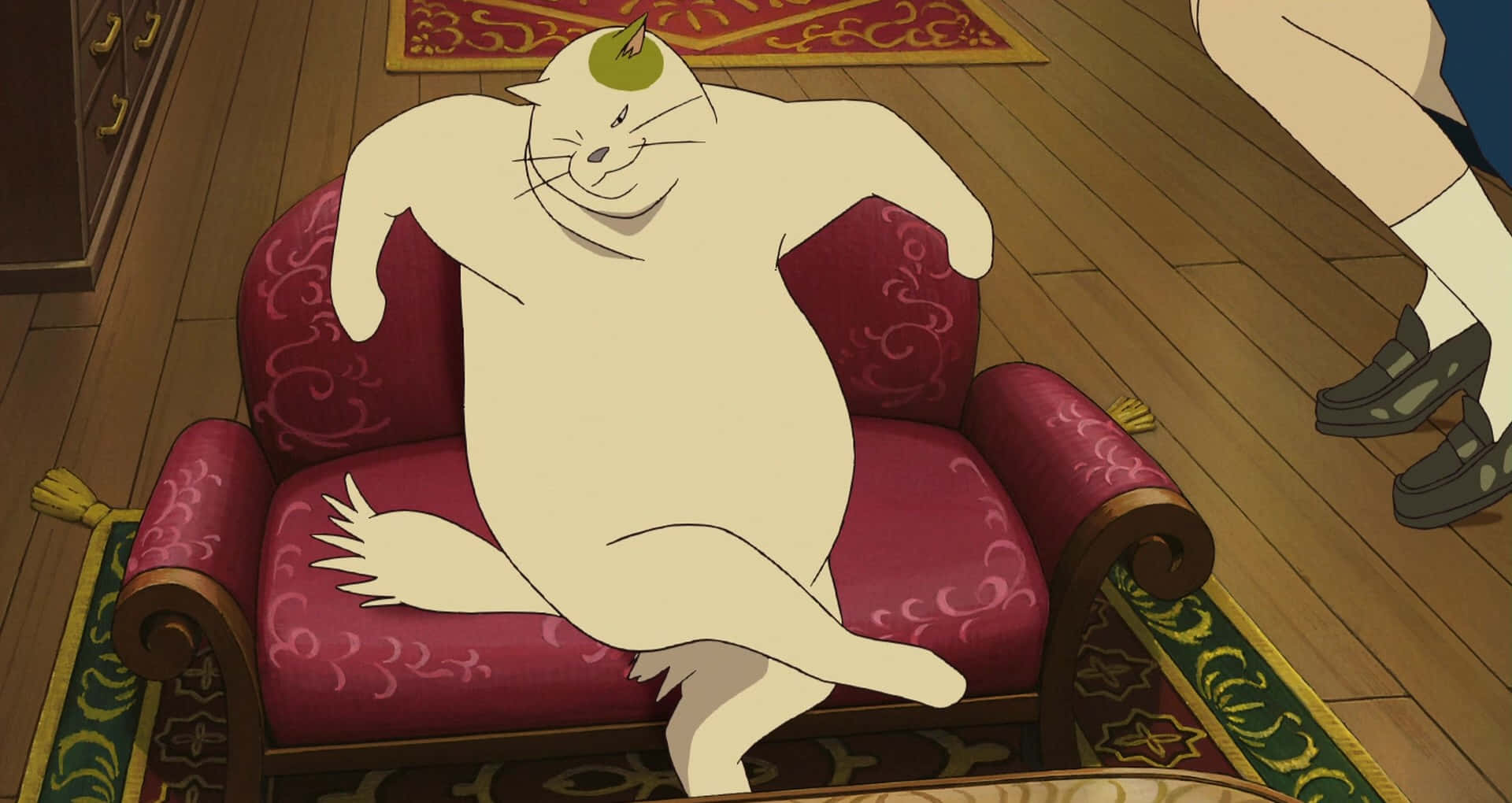 the cat returns 桌布 壁紙 — 一隻圓潤的白貓戴著綠色帽子，懶洋洋地躺在木地板的房間裡一張紅色圖案扶手椅上。