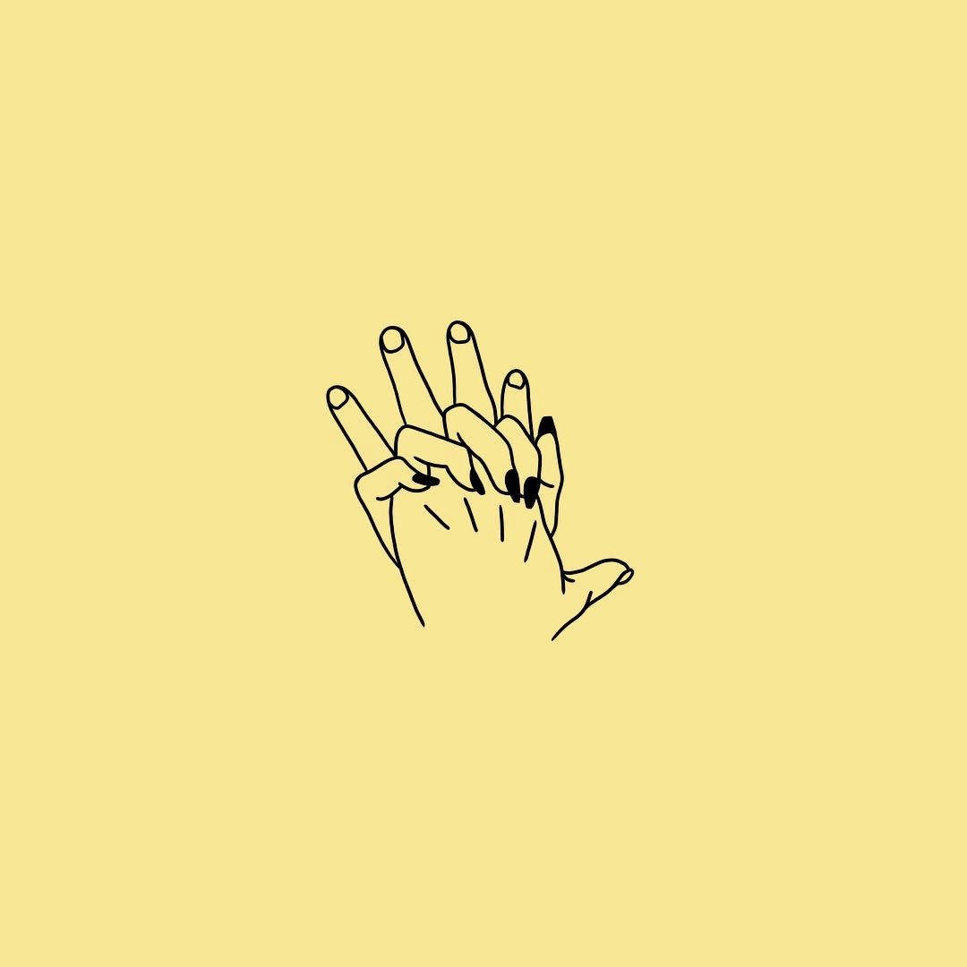 Pastel Yellow Aesthetic 桌布 壁紙 — 一隻塗上黑色指甲油的手在純淡黃色背景上做出和平手勢的極簡線條畫。