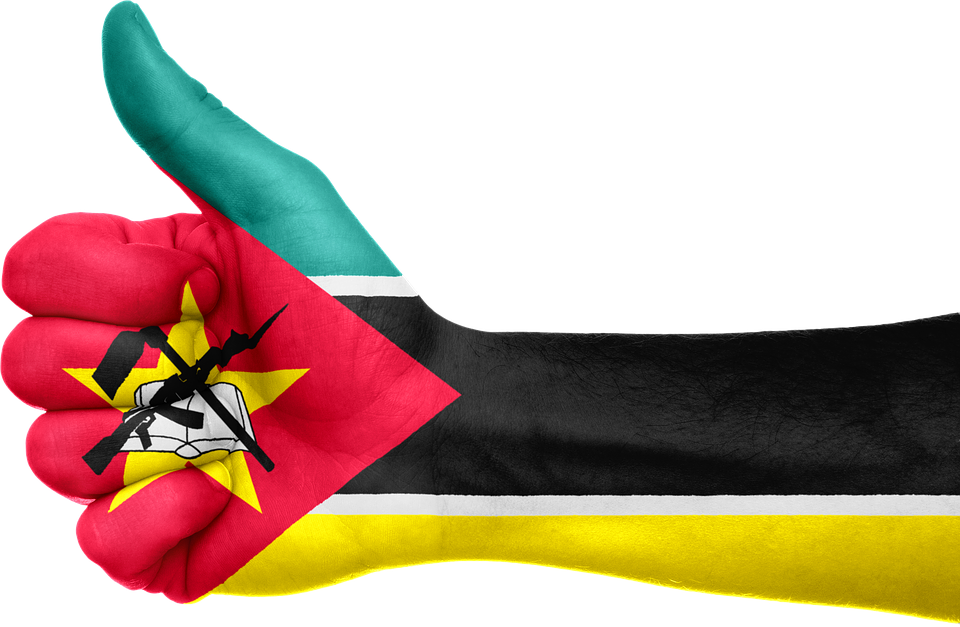 Mozambique 桌布 壁紙 — 一隻塗有莫三比克國旗的手在純白背景上大膽豎起大拇指。