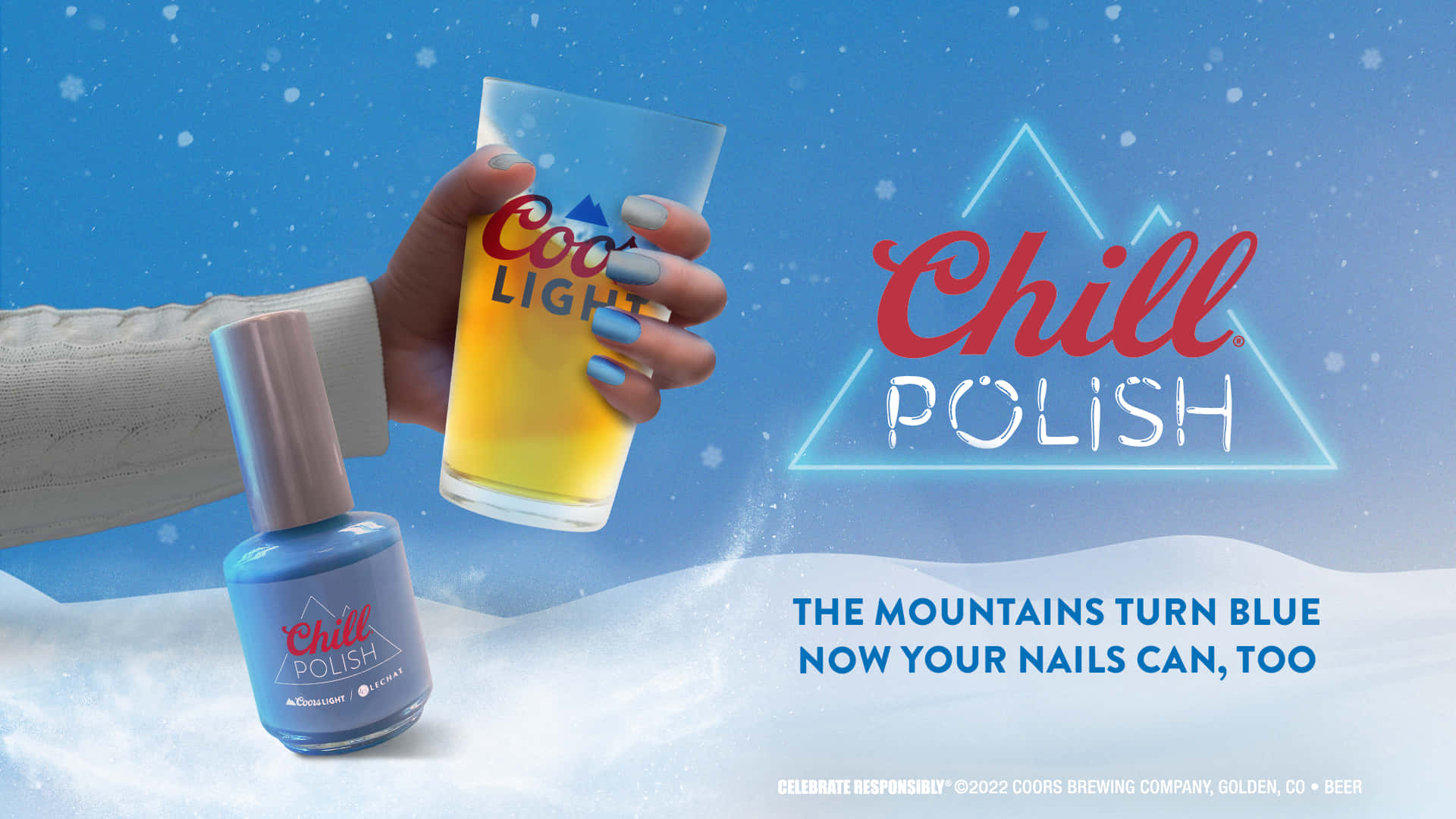 Nail Polish 桌布 壁紙 — 一隻塗有藍色指甲油的手，在雪山背景下，拿著一杯Coors Light啤酒，旁邊放著一瓶相配的指甲油，並帶有霓虹燈 'Chill Polish' 品牌標誌。