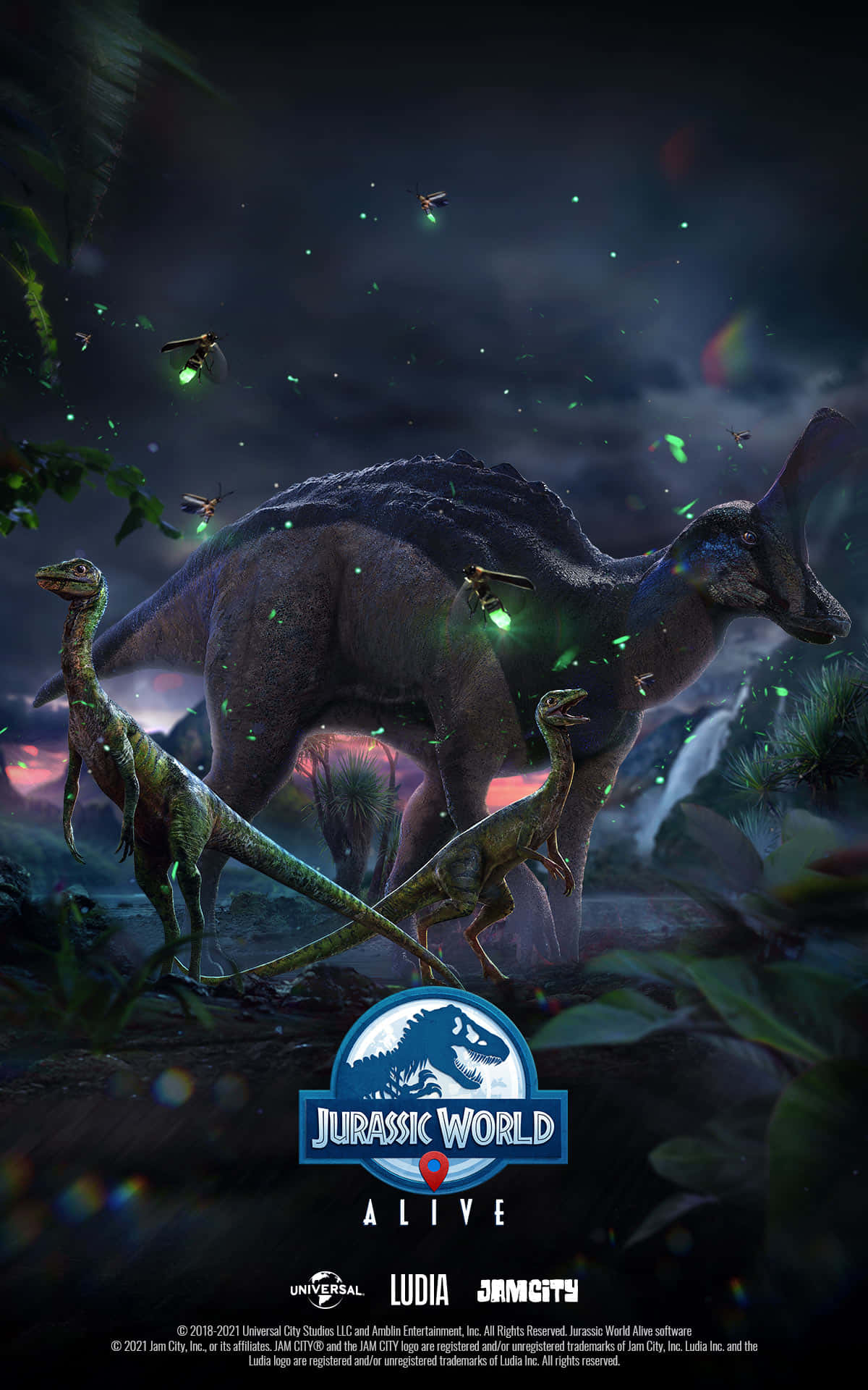 Jurassic World 桌布 壁紙 — 一隻大型成年恐龍和兩隻幼龍站在薄霧籠罩的叢林中，黃昏時分，身後有發光的螢火蟲和瀑布。