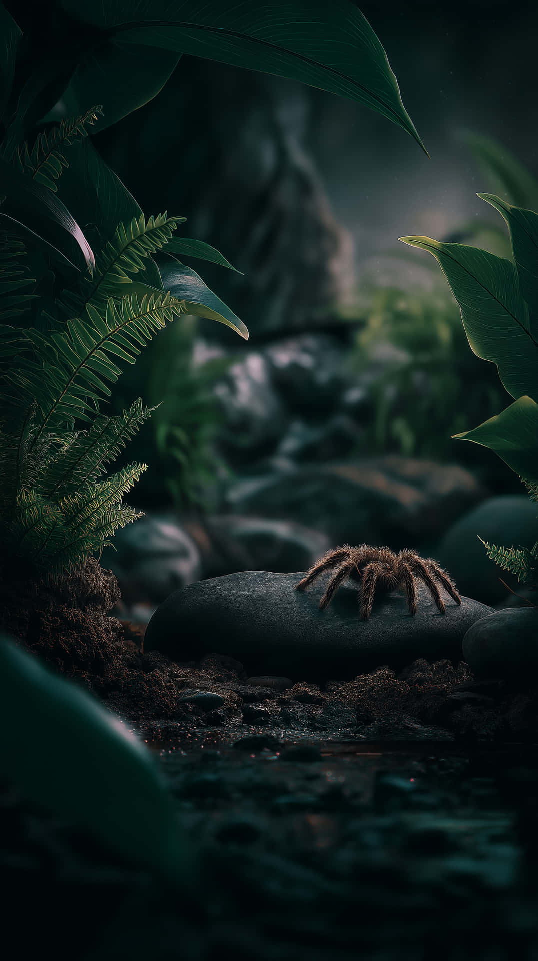 Tarantula in a Mysterious Forest Environment 壁紙 — 一隻大型毛茸茸的狼蛛在潮濕的叢林中，躺在被茂密蕨類植物和寬闊葉子包圍的深色濕岩石上休息。