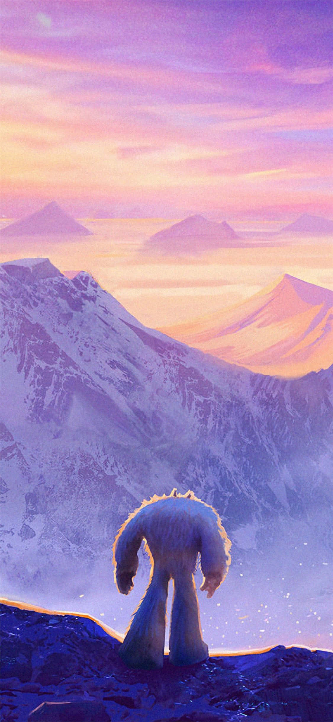 iPhone X Nature 桌布 壁紙 — 一隻大型毛茸茸的生物獨自站在日落時分的雪山山脊上，眺望著廣闊的紫色和橙色山脈。