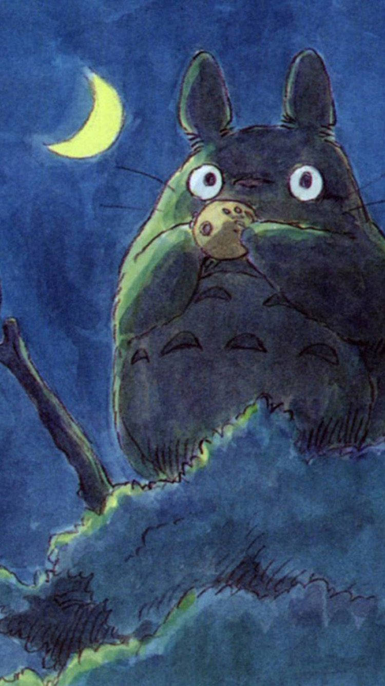 Studio Ghibli iPhone 桌布 壁紙 — 一隻大型綠色龍貓坐在新月下長滿苔蘚的樹枝上，用天真無邪的大眼睛吃著餅乾。