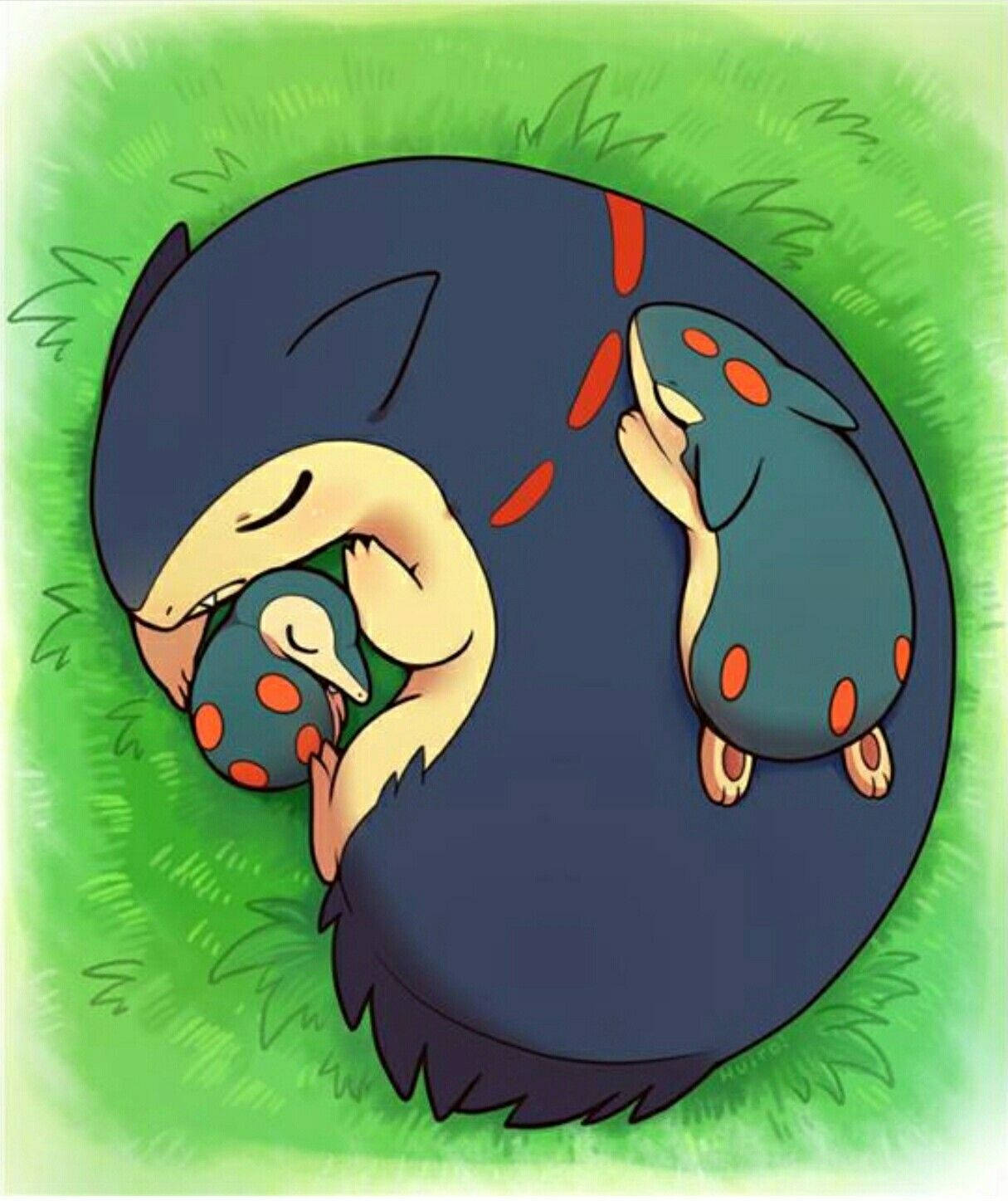 Sleeping 桌布 壁紙 — 一隻大型藍色寶可夢保護性地蜷縮在兩隻較小的斑點寶可夢周圍，牠們在充滿活力的綠色草地上安詳地睡覺。