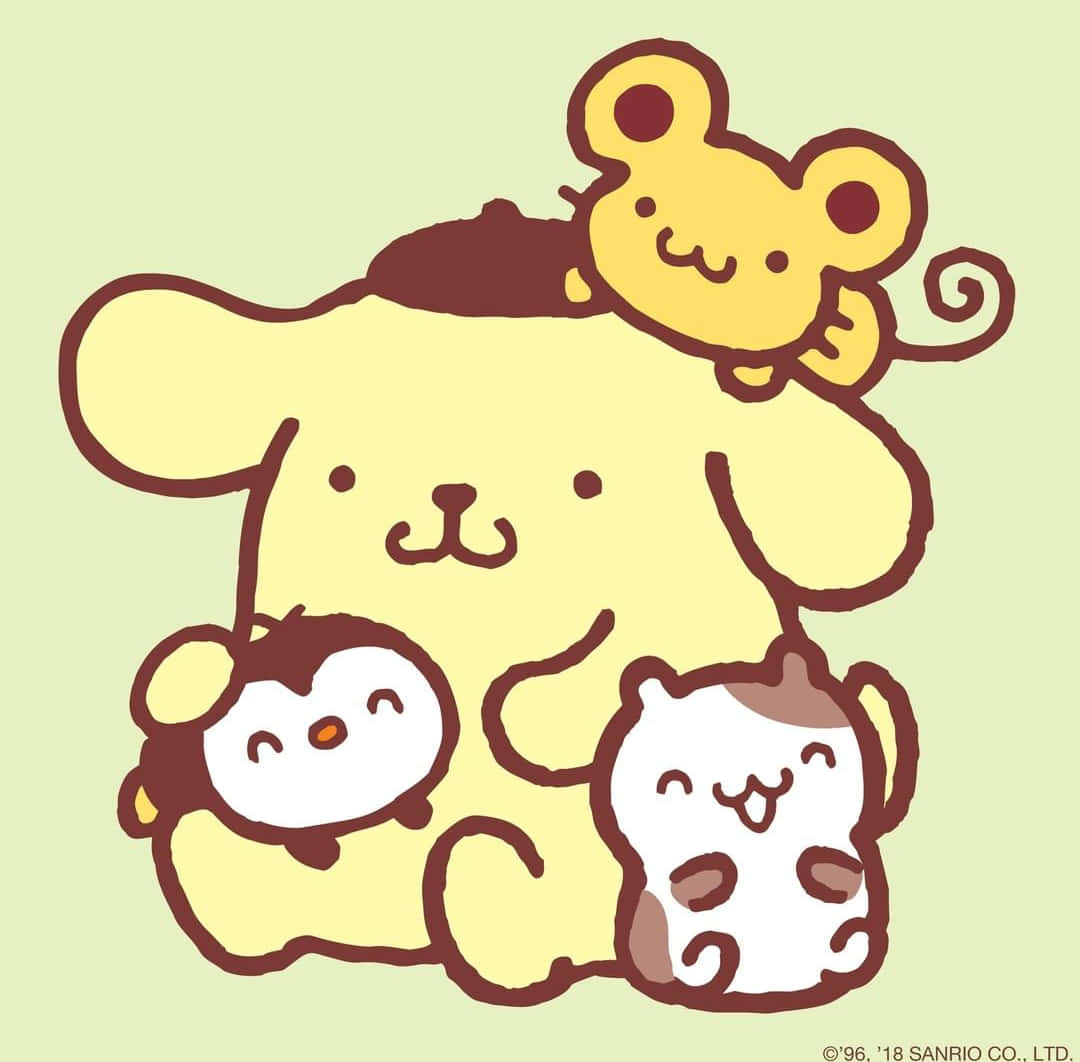 Pompompurin 桌布 壁紙 — 一隻大型黃色熊在柔和的綠色背景前擁抱三隻較小的可愛動物。