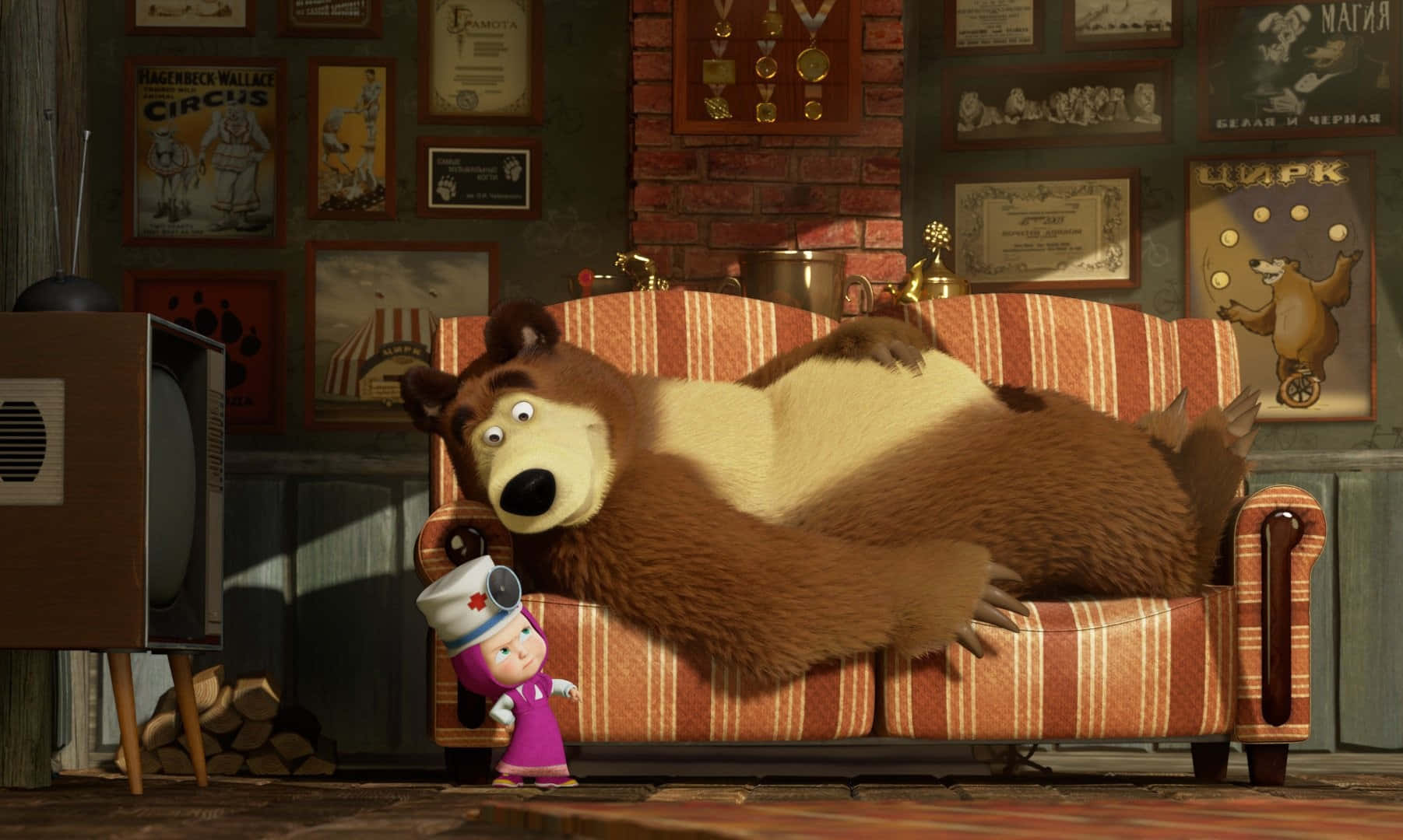 Masha And The Bear 桌布 壁紙 — 一隻大棕熊懶洋洋地躺在一張條紋沙發上，身處一個舒適、雜亂、充滿馬戲團紀念品的復古客廳。